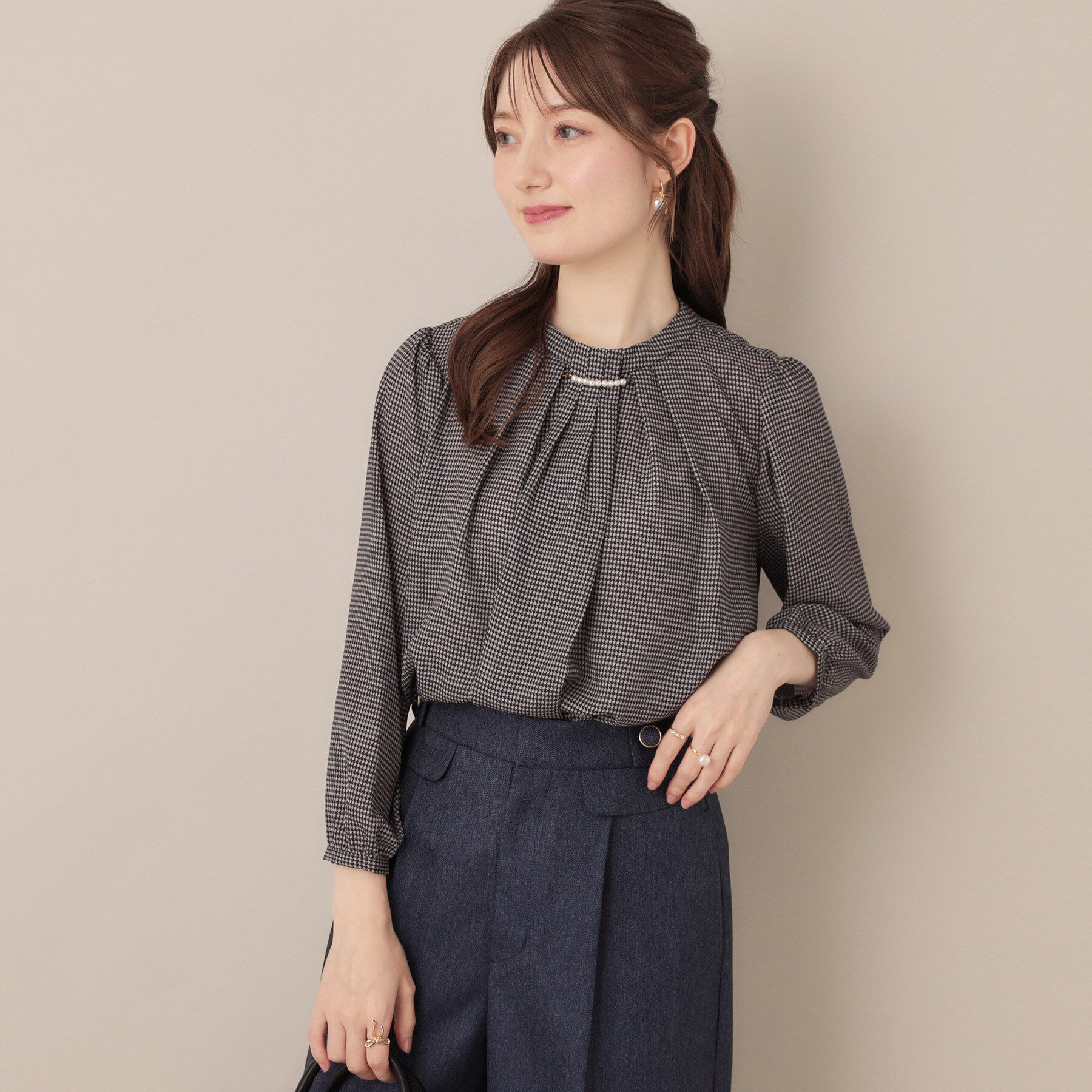 Couture broach「【大人可愛い・パール取り外し・通勤】・タックタイチェック柄ブラウス」|シャツ・ブラウス|