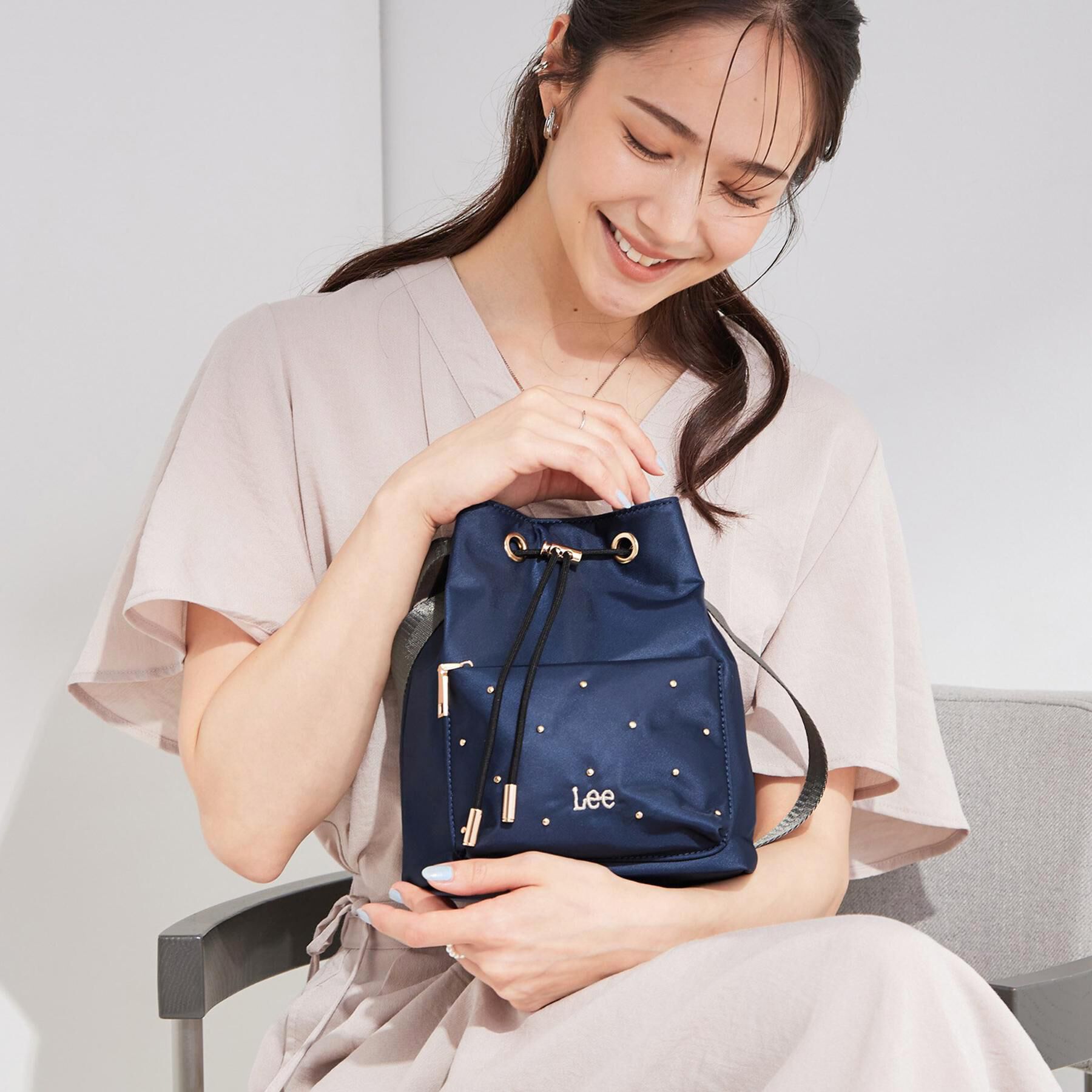 SHOO･LA･RUE「【Lee別注／撥水】スタッズ巾着ショルダーバッグ」|ショルダー・メッセンジャー|ネイビー(894)
