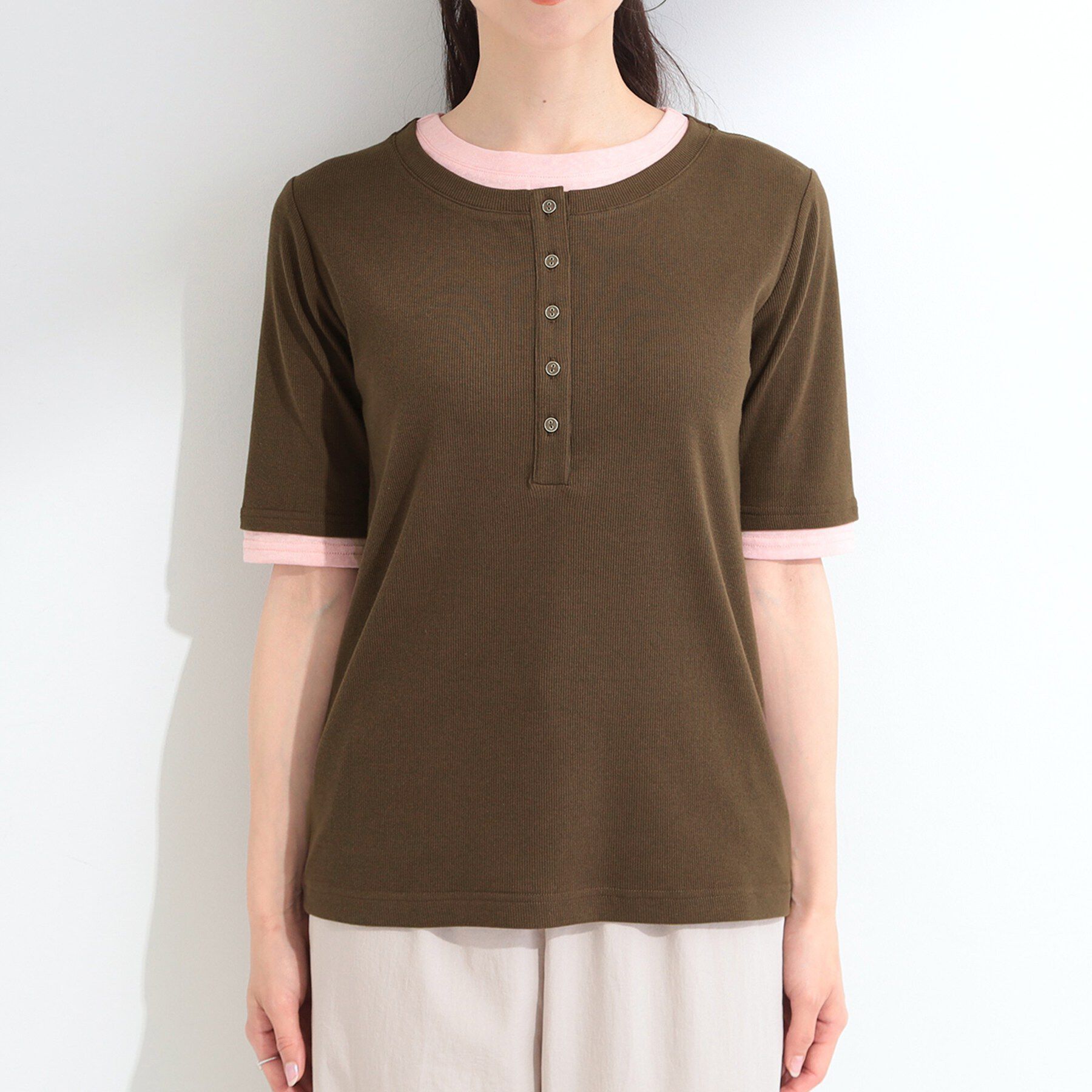 SHOO･LA･RUE「【S-LL/洗濯機可】二の腕隠れる 配色レイヤード風 ヘンリーネック5分袖Tシャツ」|Tシャツ・カットソー|