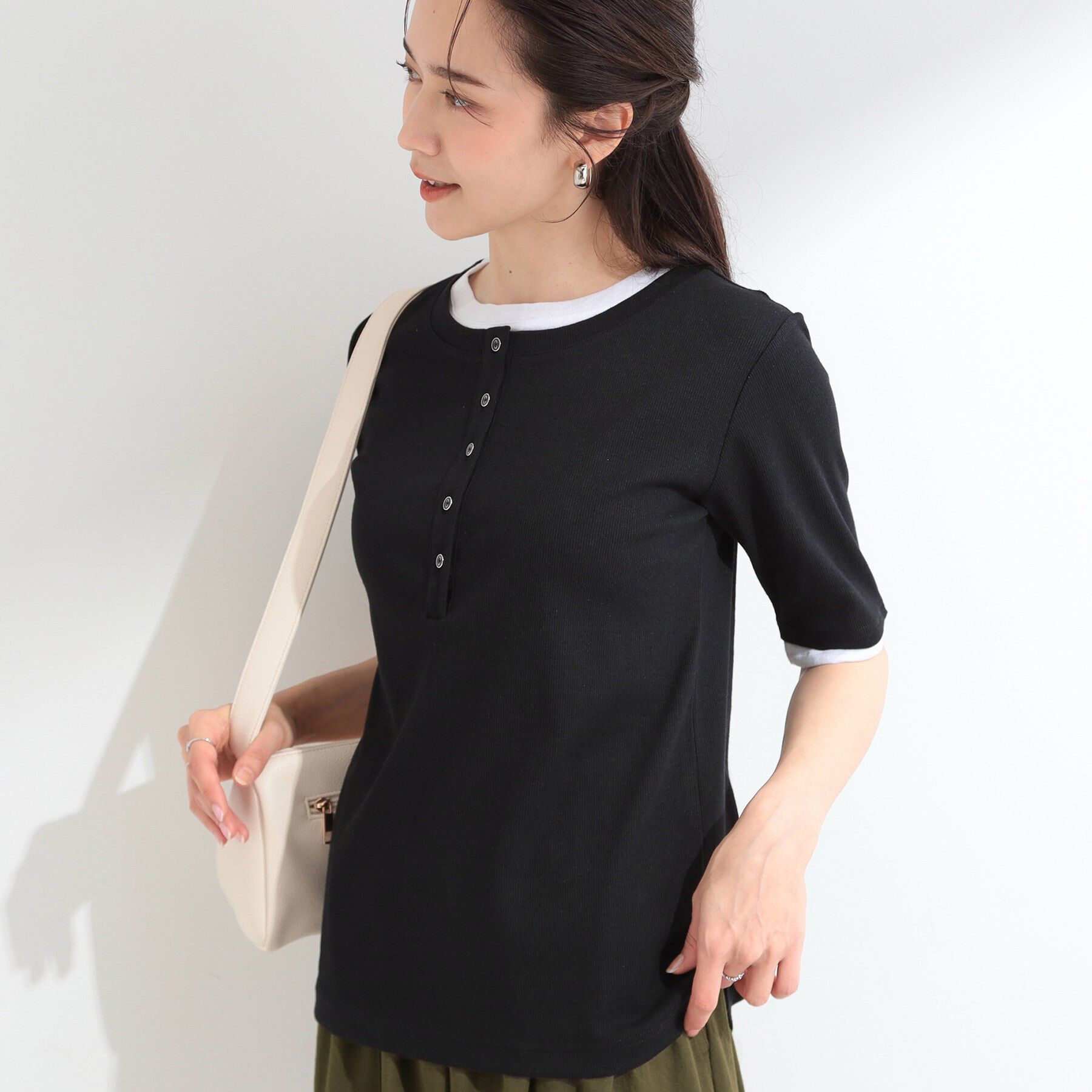 SHOO･LA･RUE「【S-LL/洗濯機可】二の腕隠れる 配色レイヤード風 ヘンリーネック5分袖Tシャツ」|Tシャツ・カットソー|ブラック(519)