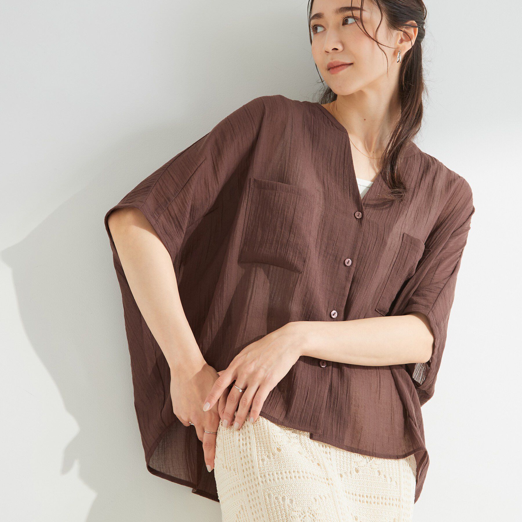 SHOO･LA･RUE「【洗濯機可/選べる6色】程よいシアー感が涼し気 ゆったりワッシャードルマンブラウス」|シャツ・ブラウス|ブラウン(044)