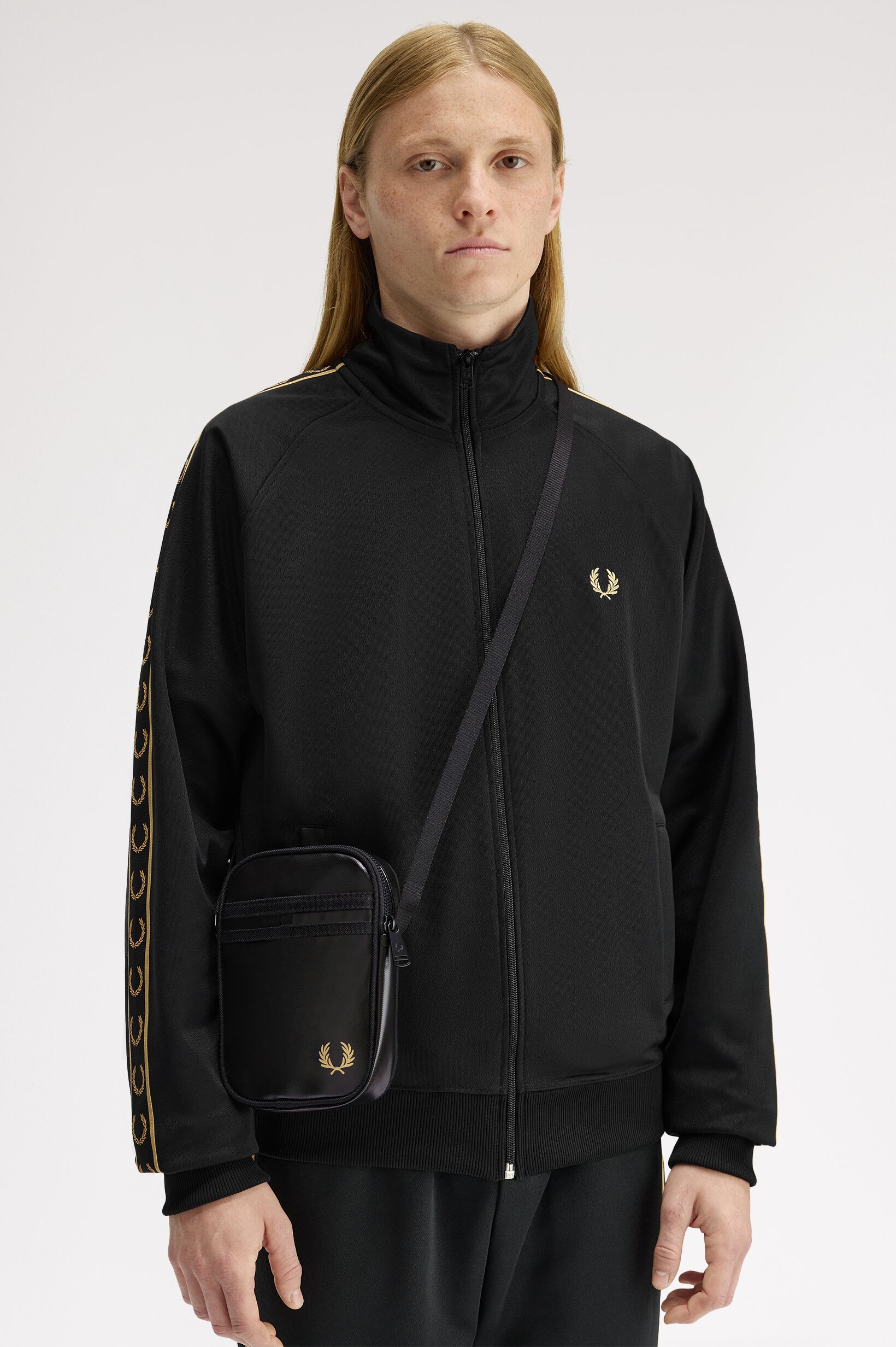 FRED PERRY 「FRED PERRY／Tonal Classic Small Side Bag／トーナルクラシックサイドバッグ」|ショルダー・メッセンジャー|