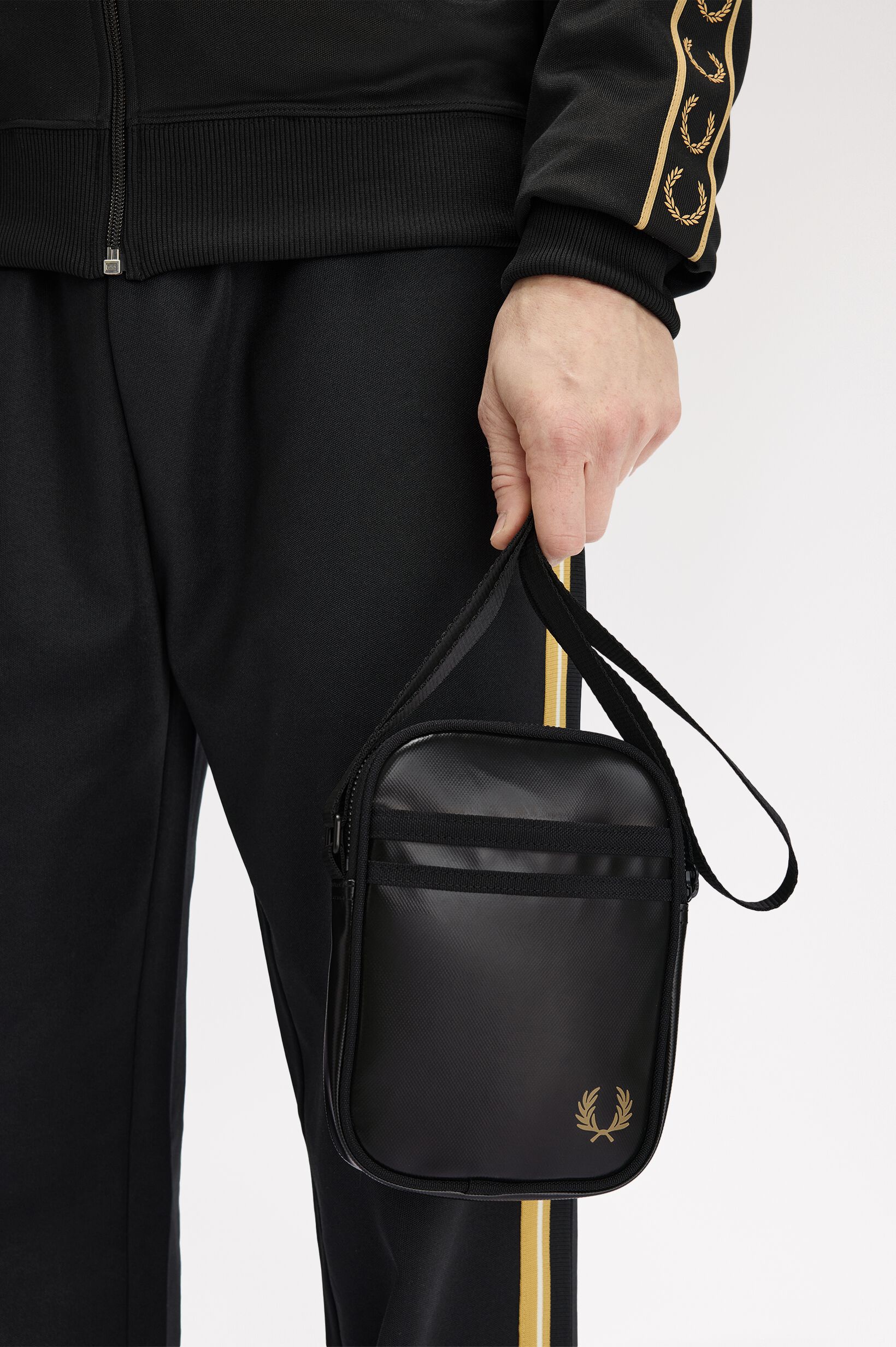 FRED PERRY 「FRED PERRY／Tonal Classic Small Side Bag／トーナルクラシックサイドバッグ」|ショルダー・メッセンジャー|