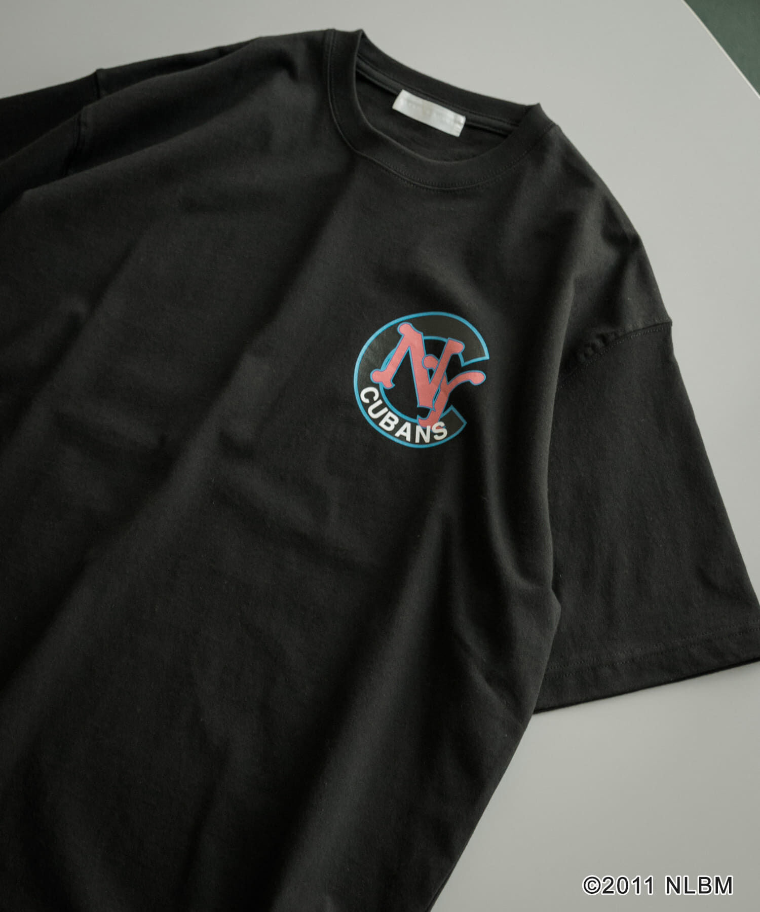 SENSE OF PLACE by URBAN RESEARCH「Negro Leagues　プリントTシャツ N」|Tシャツ・カットソー|ブラック