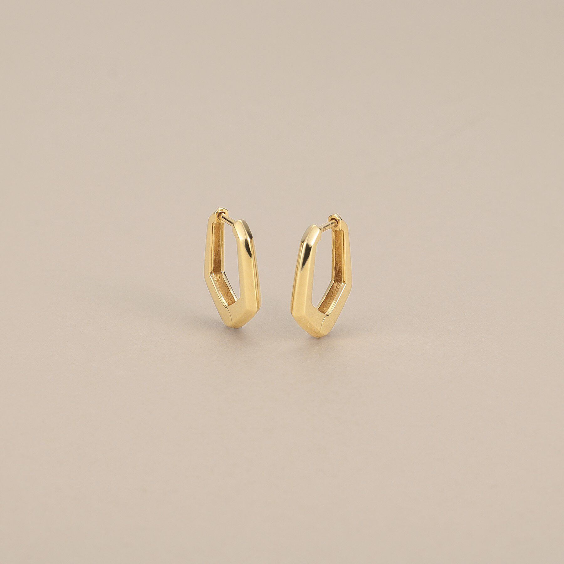 COCOSHNIK「K10ペンタゴンシェイプ 中折れピアス」|ピアス|イエローゴールド(1