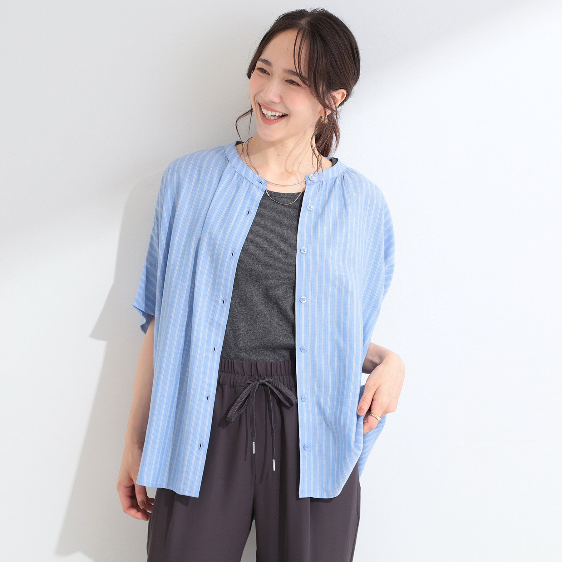 SHOO･LA･RUE「【ひんやり/洗濯機可/体型カバー】二の腕隠れる ゆるっとドルマンバンドカラーシャツ」|シャツ・ブラウス|