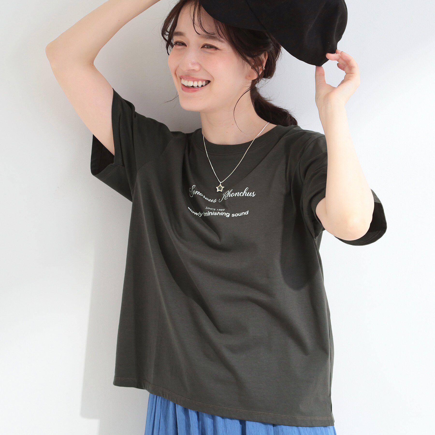 SHOO･LA･RUE「【ひんやり/S-LL/洗濯機可】真夏に着たい 大人のベーシックカラープリントTシャツ」|Tシャツ・カットソー|チャコールグレー(2
