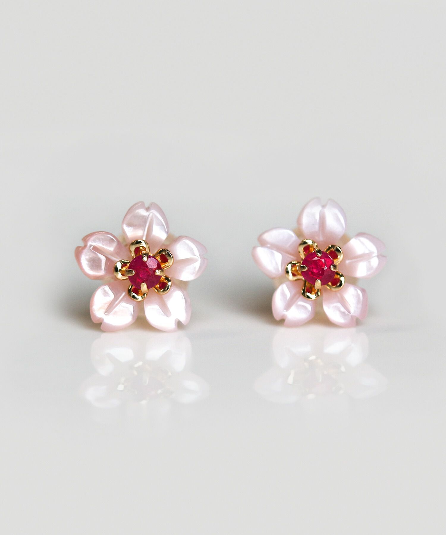  「ピンクシェル / ルビー サクラ フラワー ピアス | K18」|ピアス|Ｋ１８