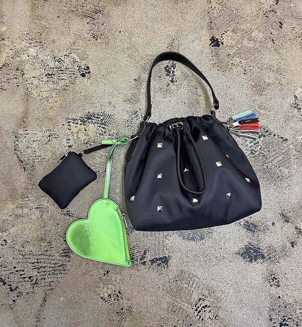 NOMINE「【cheek】heart pouch studs スタッズ ハートチャーム 巾着」|ショルダー・メッセンジャー|ブラック