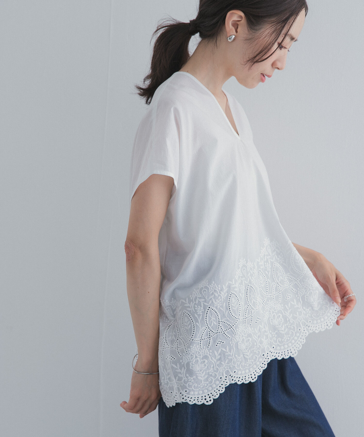 URBAN RESEARCH DOORS「裾刺繍Vネックブラウス」|シャツ・ブラウス|オフホワイト