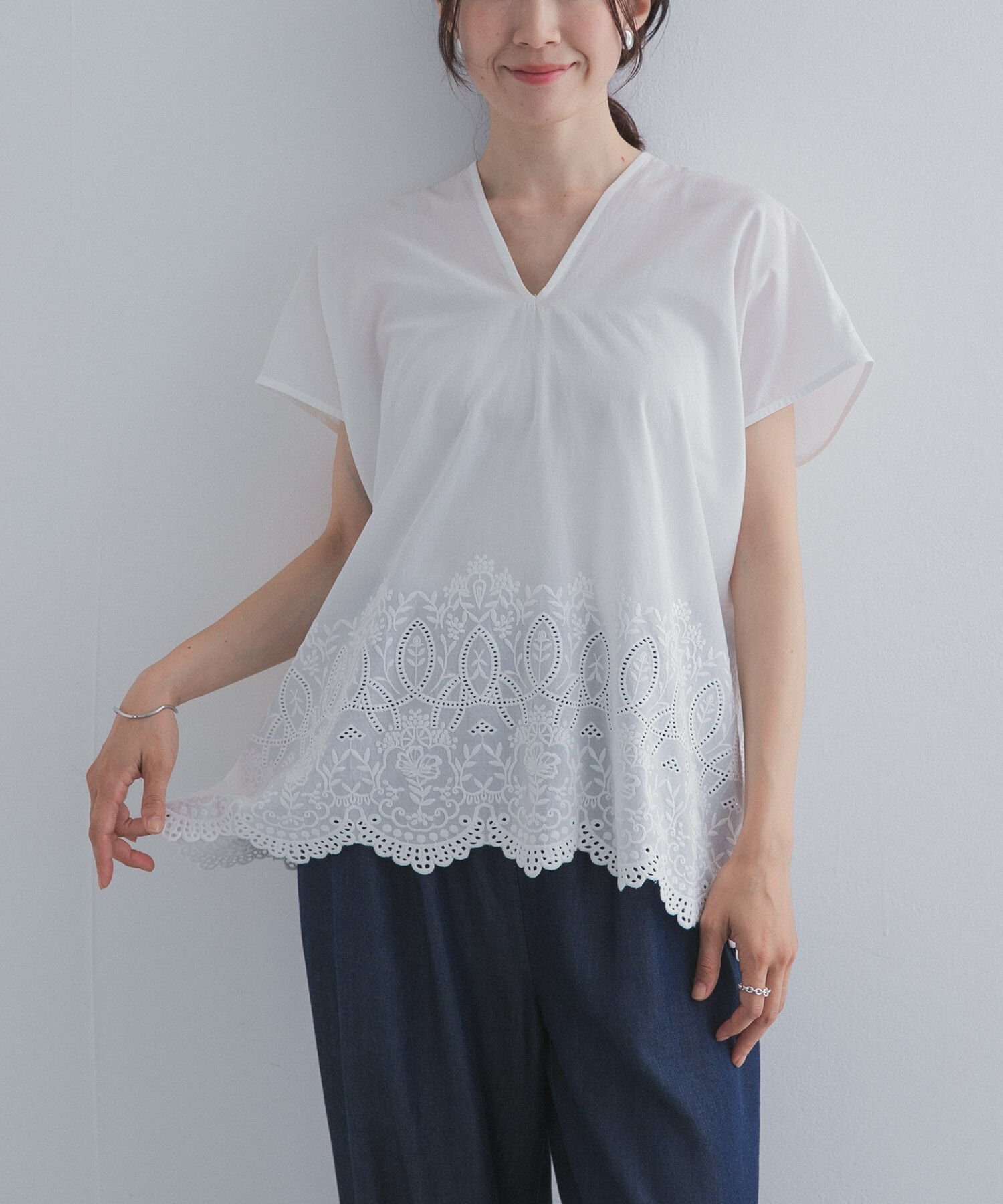 URBAN RESEARCH DOORS「裾刺繍Vネックブラウス」|シャツ・ブラウス|