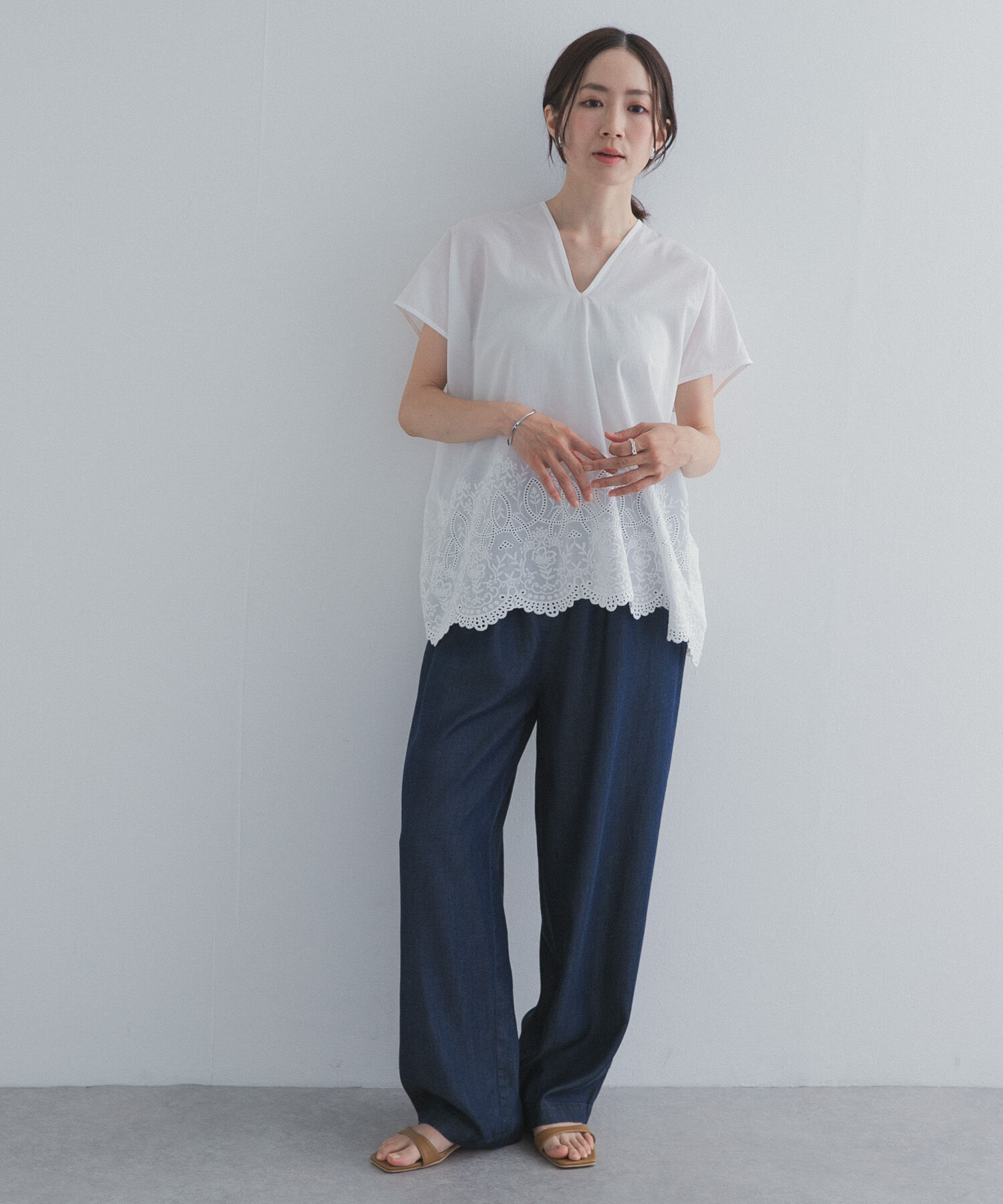 URBAN RESEARCH DOORS「裾刺繍Vネックブラウス」|シャツ・ブラウス|