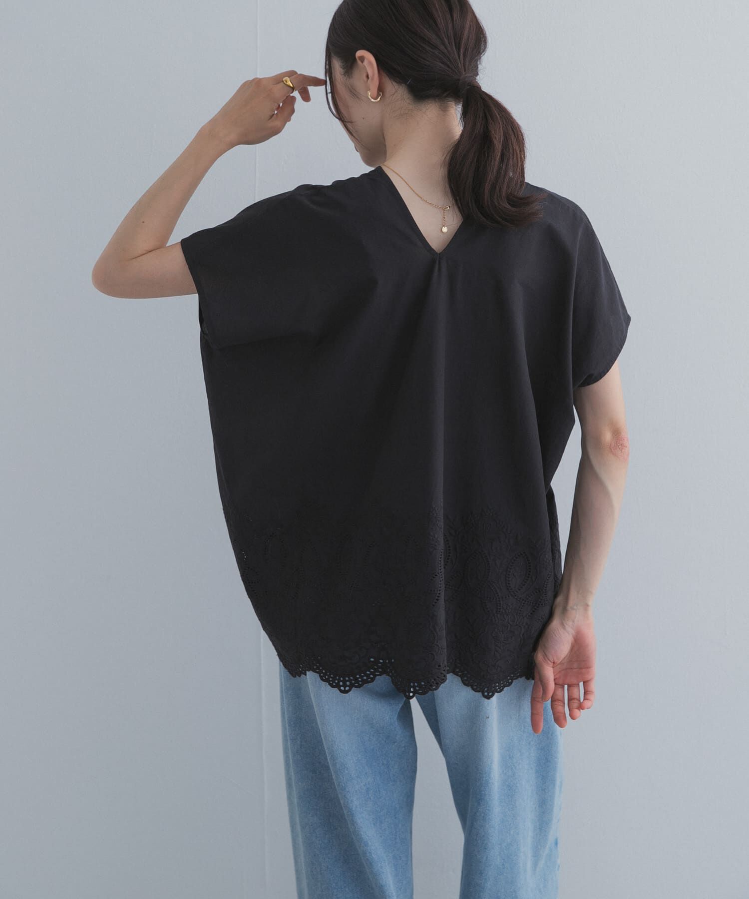 URBAN RESEARCH DOORS「裾刺繍Vネックブラウス」|シャツ・ブラウス|