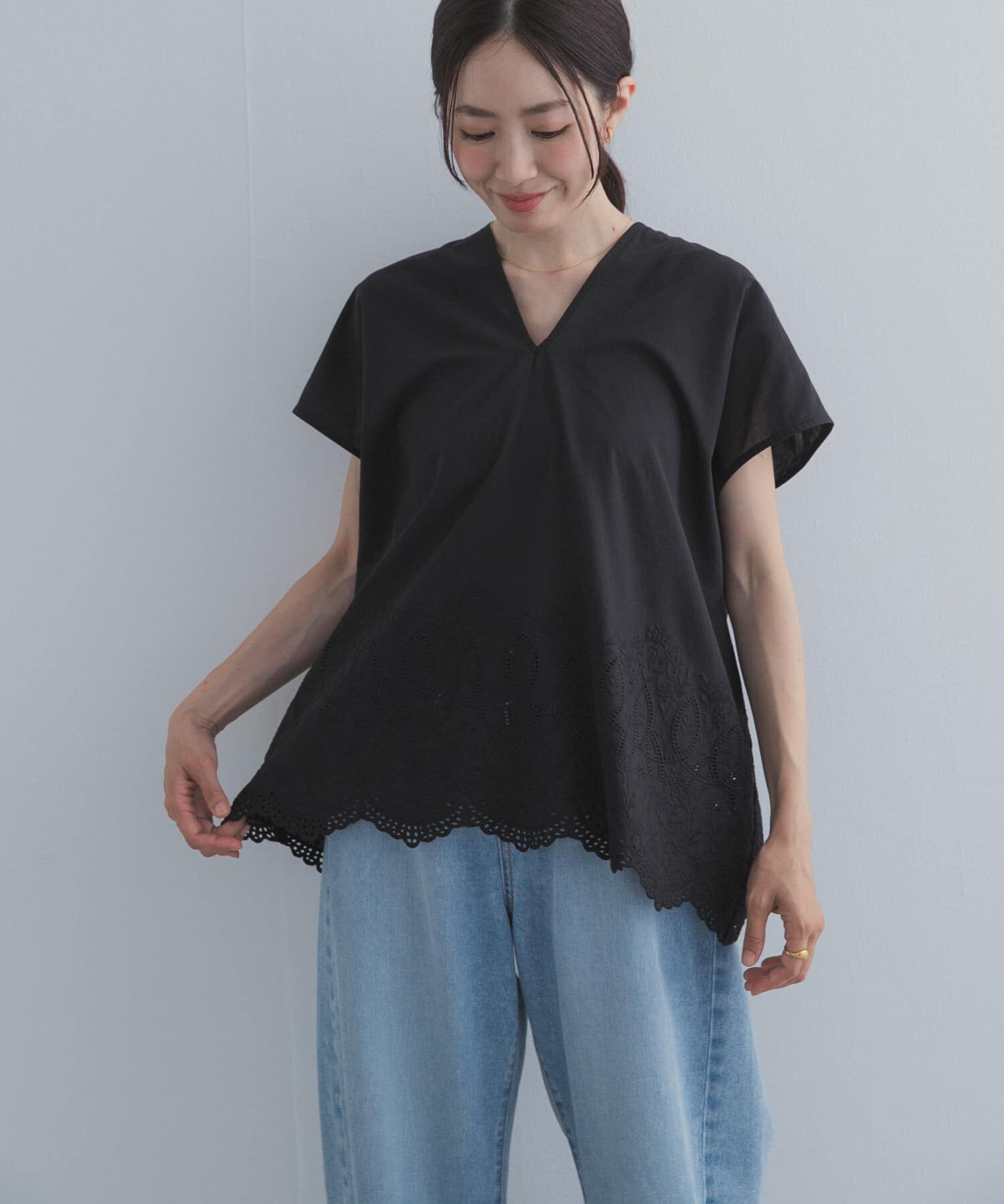 URBAN RESEARCH DOORS「裾刺繍Vネックブラウス」|シャツ・ブラウス|