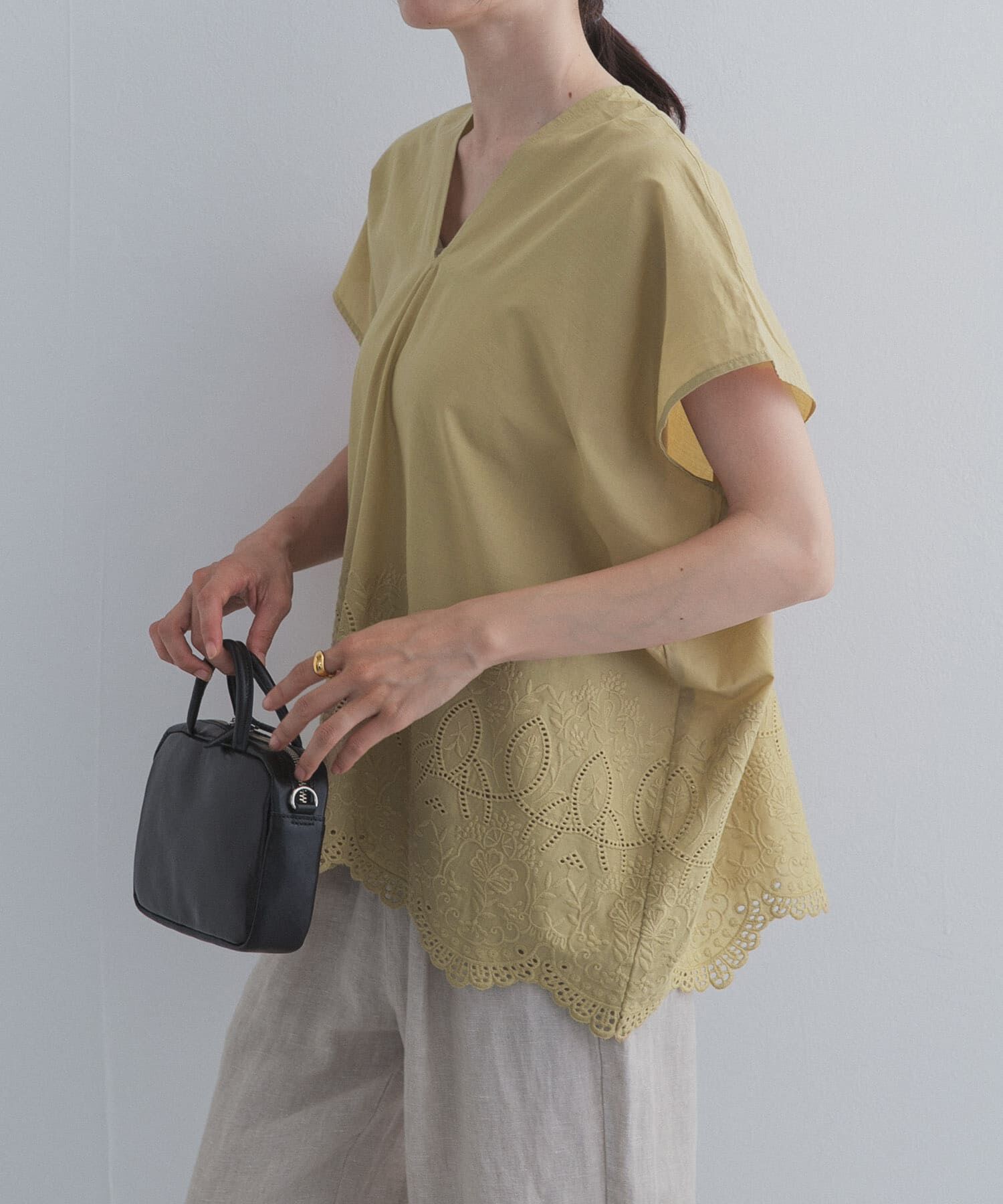 URBAN RESEARCH DOORS「裾刺繍Vネックブラウス」|シャツ・ブラウス|ベージュ系その他