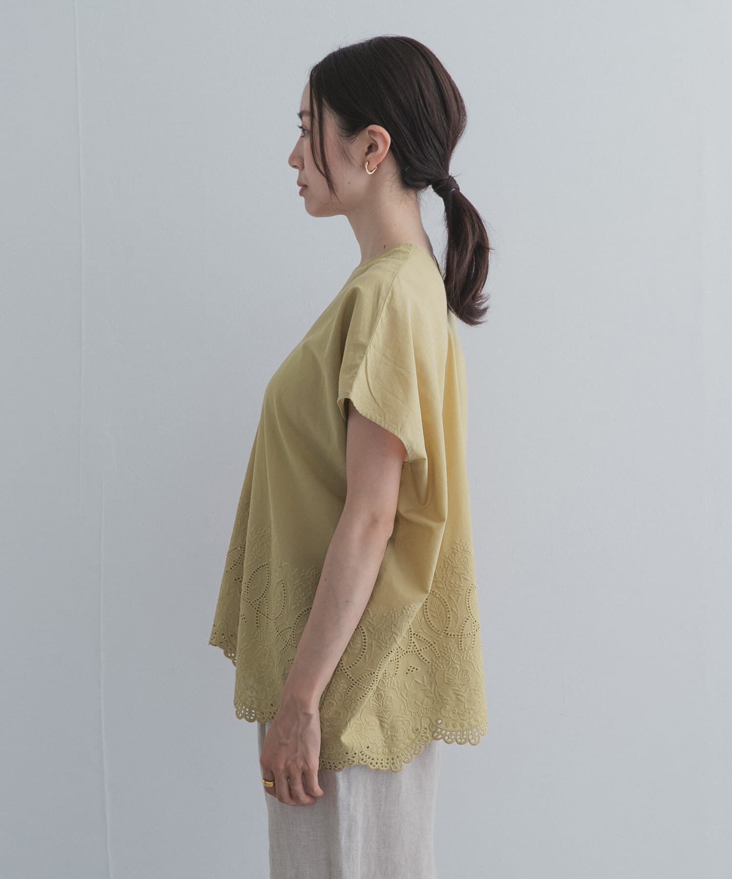 URBAN RESEARCH DOORS「裾刺繍Vネックブラウス」|シャツ・ブラウス|