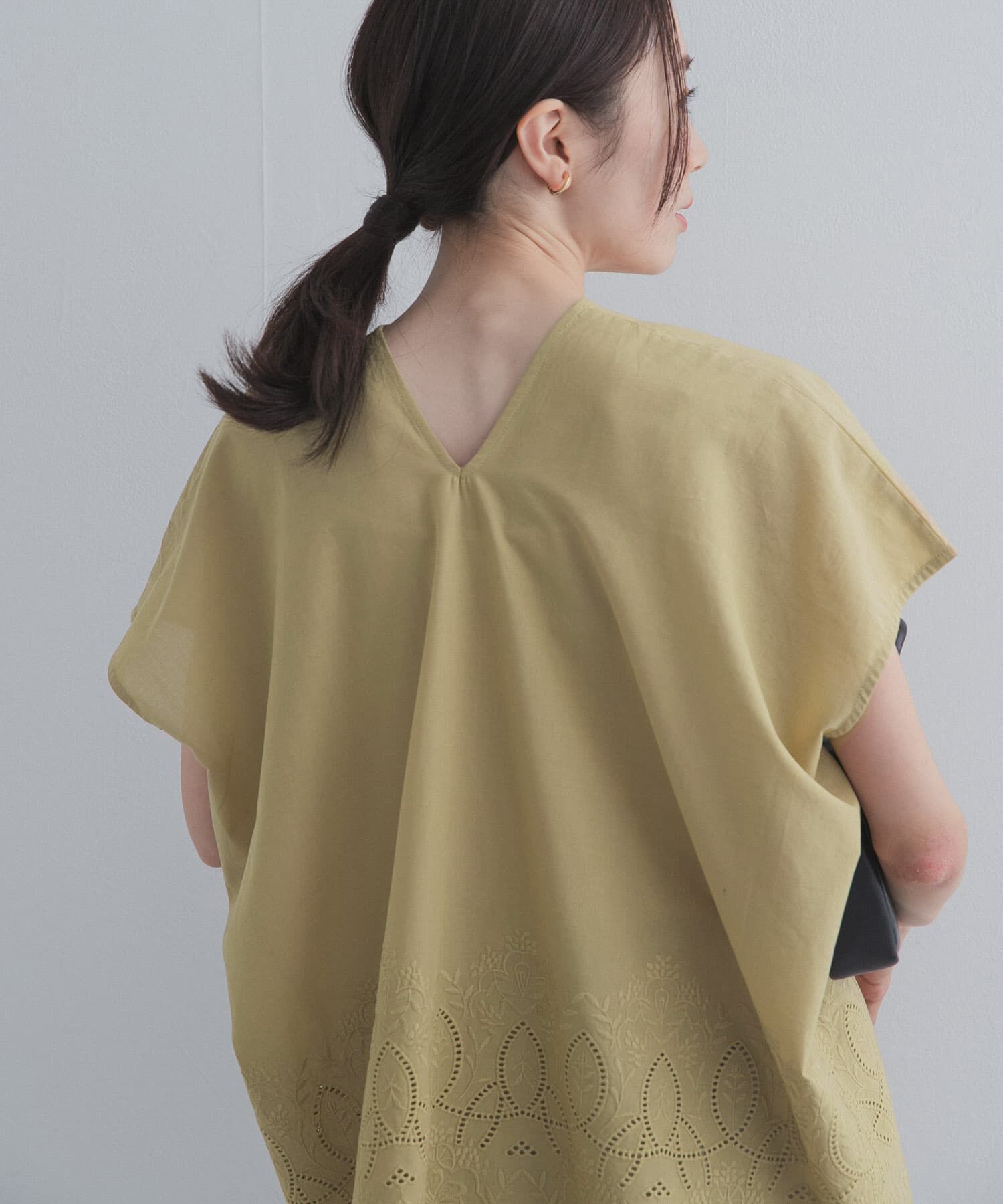 URBAN RESEARCH DOORS「裾刺繍Vネックブラウス」|シャツ・ブラウス|