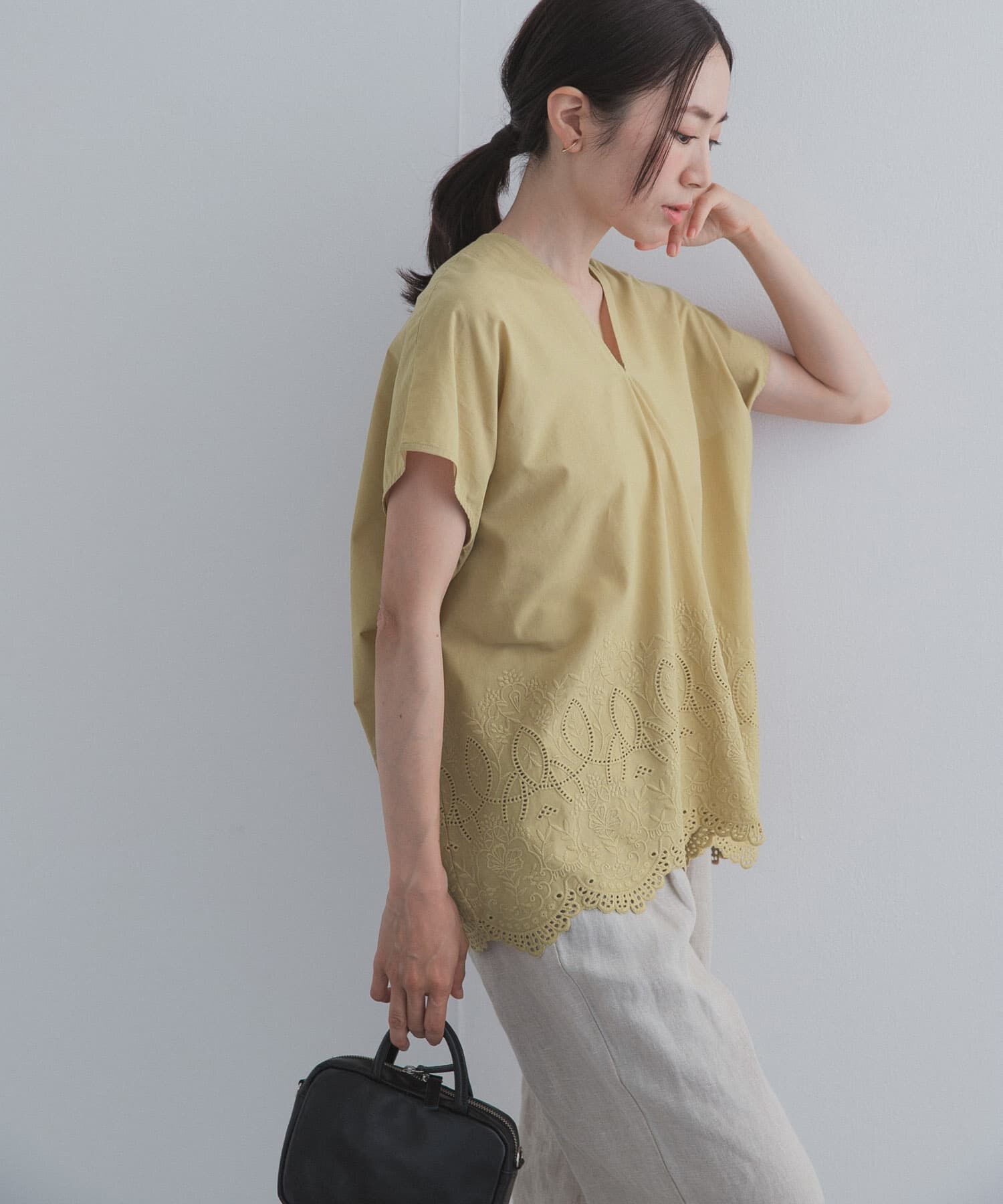 URBAN RESEARCH DOORS「裾刺繍Vネックブラウス」|シャツ・ブラウス|