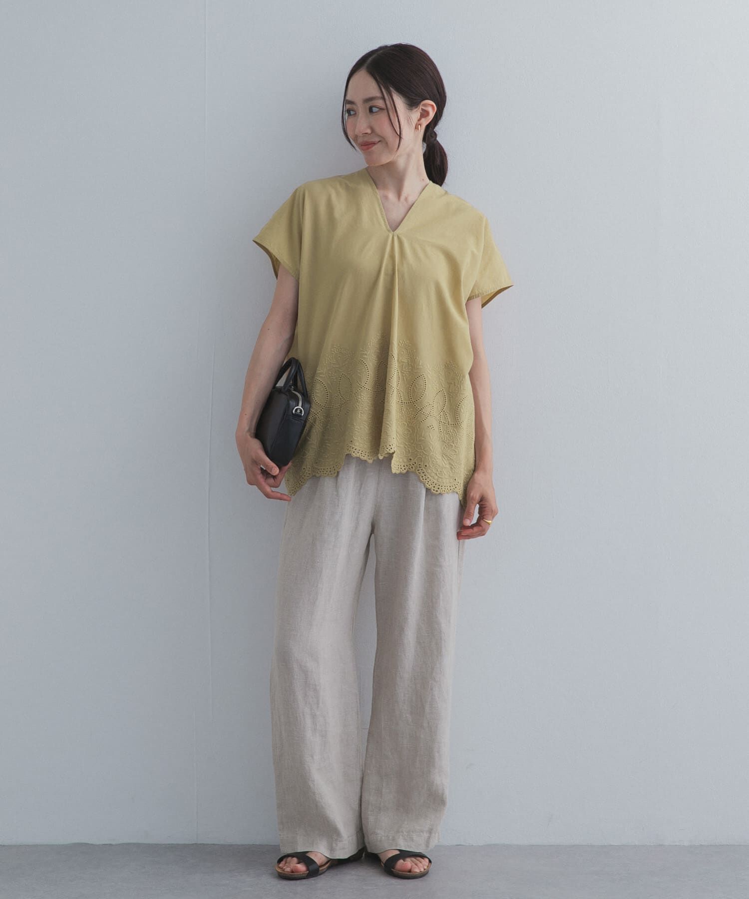 URBAN RESEARCH DOORS「裾刺繍Vネックブラウス」|シャツ・ブラウス|