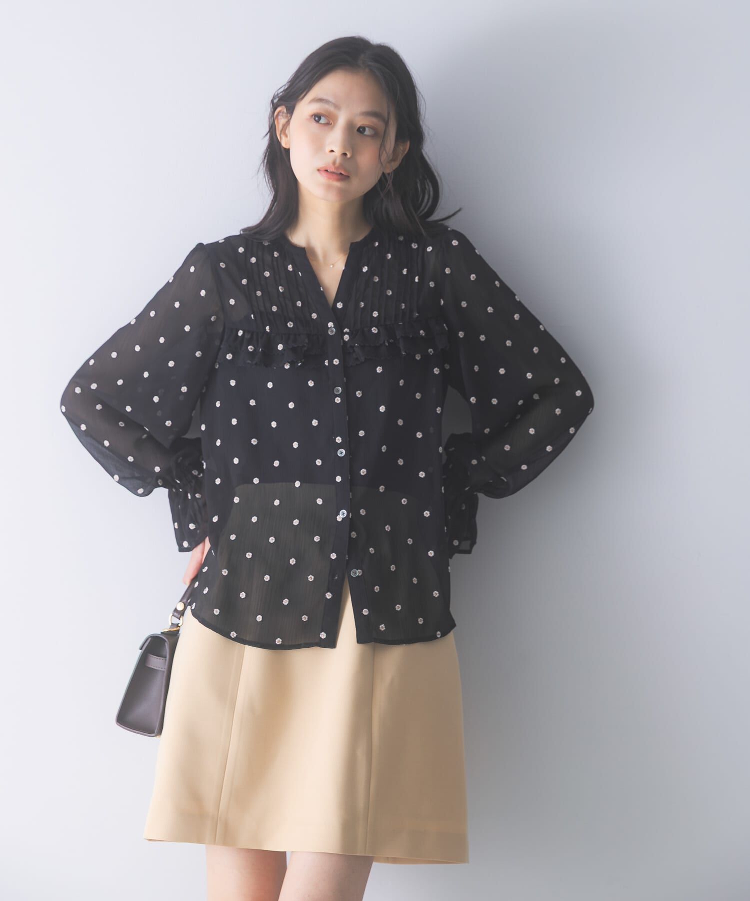 URBAN RESEARCH ROSSO「『WEB限定』フラワー刺繍ピンタックフリルブラウス」|シャツ・ブラウス|