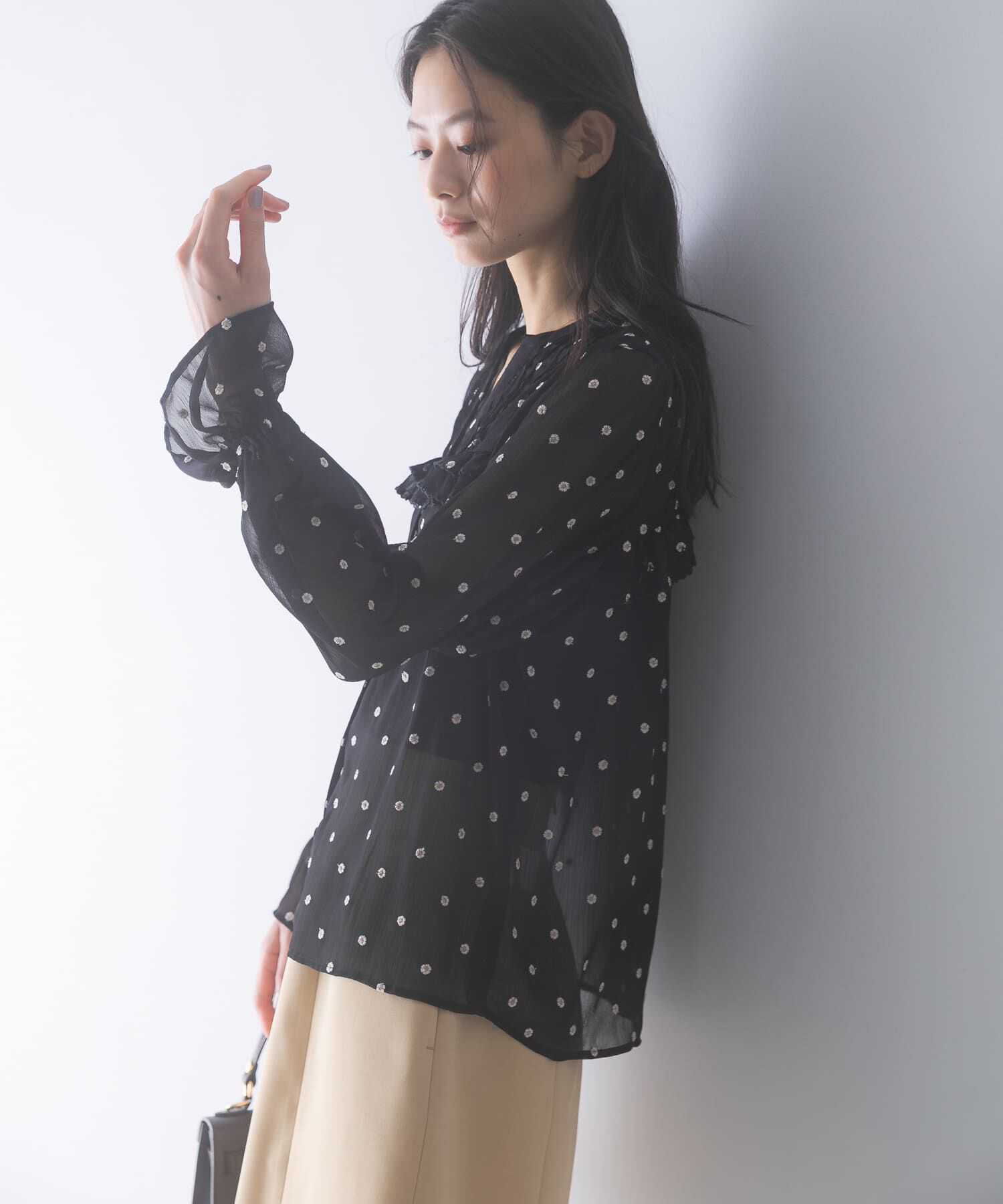 URBAN RESEARCH ROSSO「『WEB限定』フラワー刺繍ピンタックフリルブラウス」|シャツ・ブラウス|