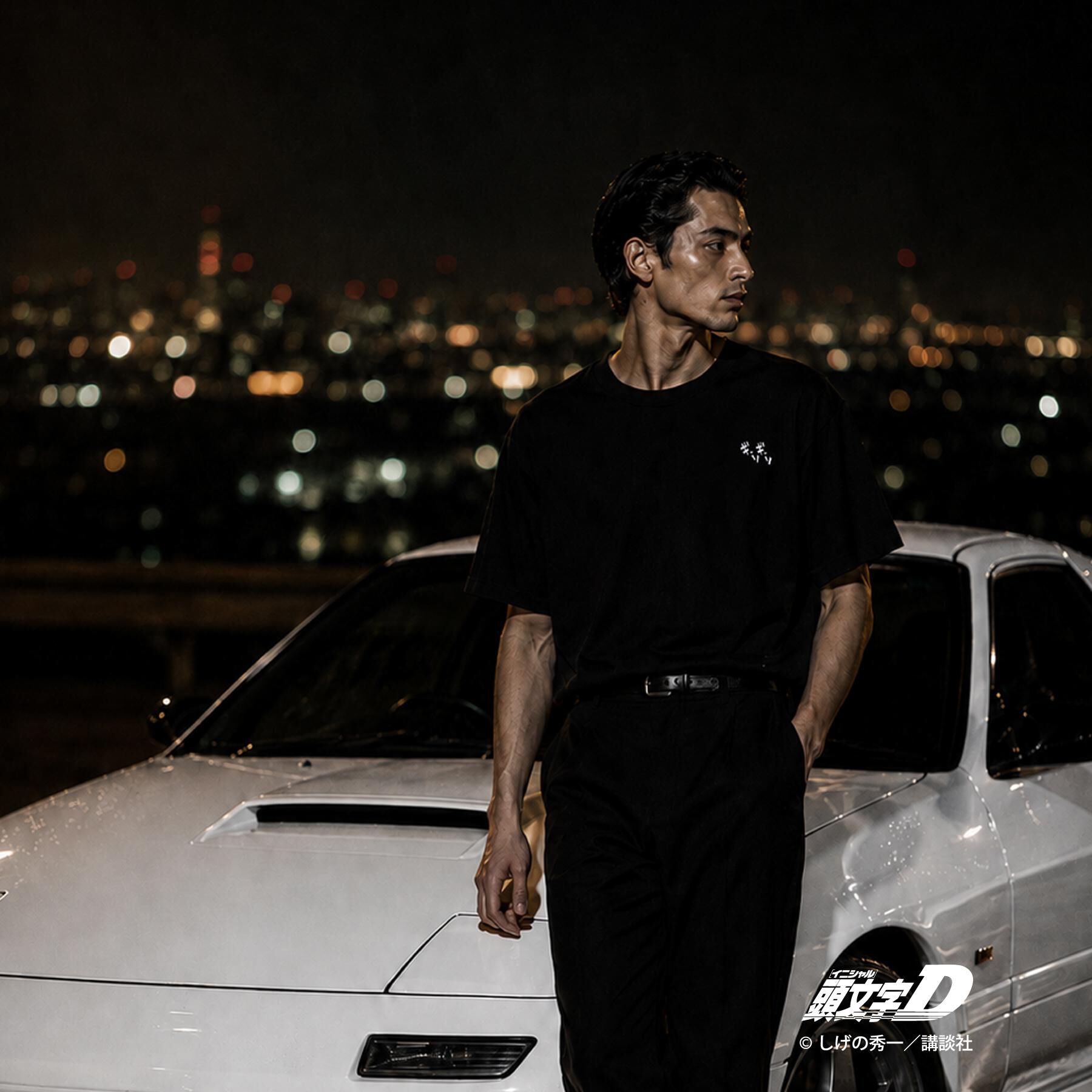 THE SHOP TK「頭文字D 別注 『タカハシ』 グラフィック半袖Tシャツ ステッカー＆チャーム付き」|Tシャツ・カットソー|ブラック(019)