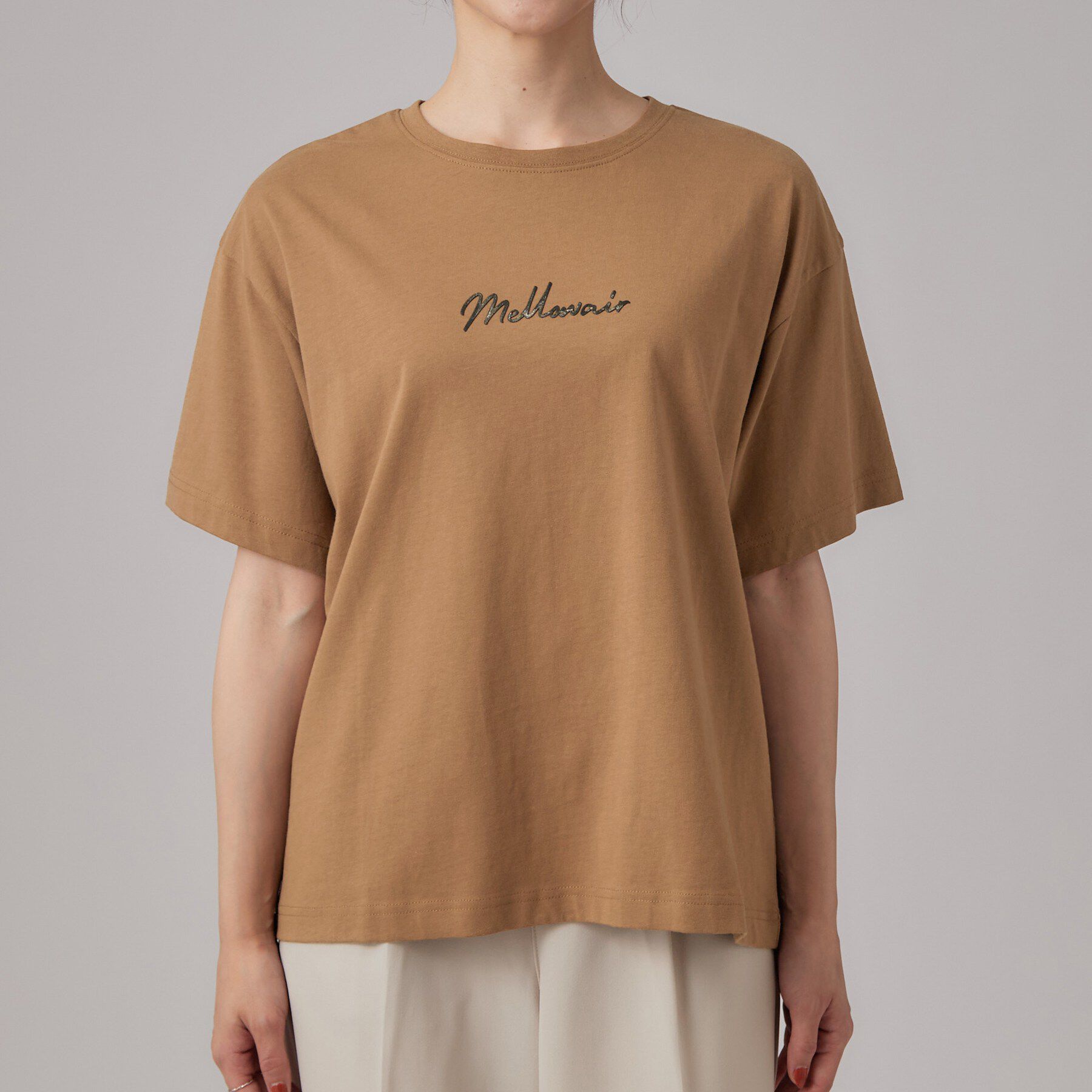 SHOO･LA･RUE「【S-LL/洗濯機可】大人っぽく着られる ジェルロゴプリントTシャツ」|Tシャツ・カットソー|