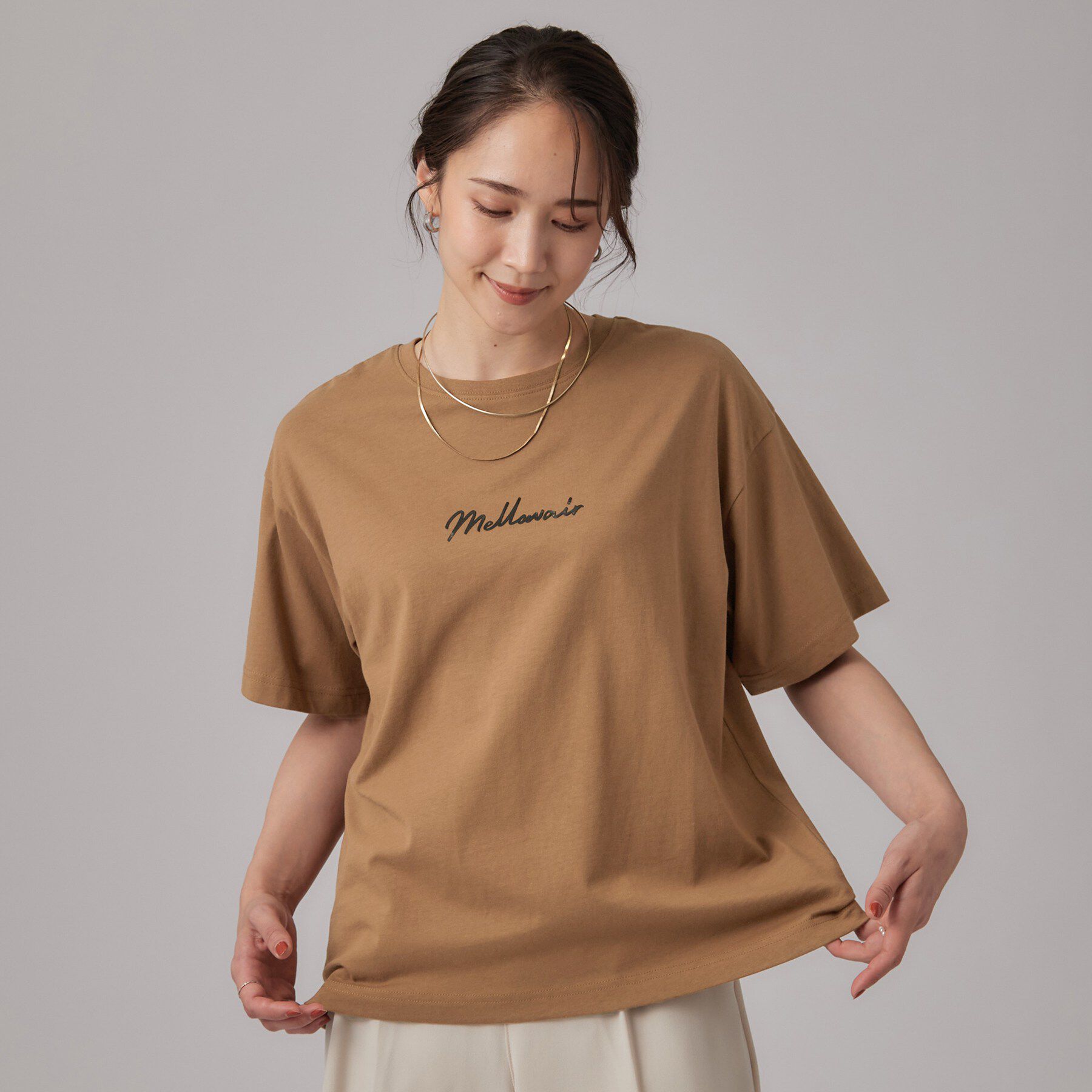 SHOO･LA･RUE「【S-LL/洗濯機可】大人っぽく着られる ジェルロゴプリントTシャツ」|Tシャツ・カットソー|