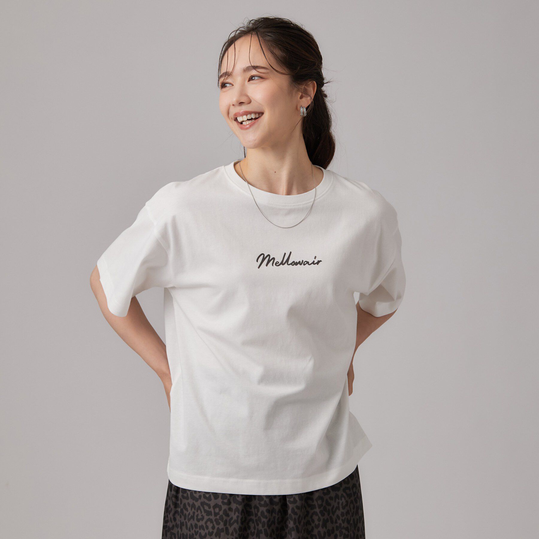 SHOO･LA･RUE「【S-LL/洗濯機可】大人っぽく着られる ジェルロゴプリントTシャツ」|Tシャツ・カットソー|