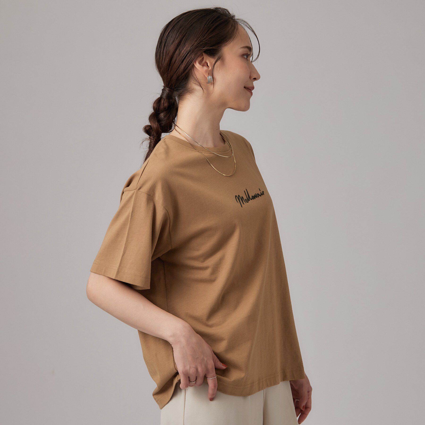 SHOO･LA･RUE「【S-LL/洗濯機可】大人っぽく着られる ジェルロゴプリントTシャツ」|Tシャツ・カットソー|