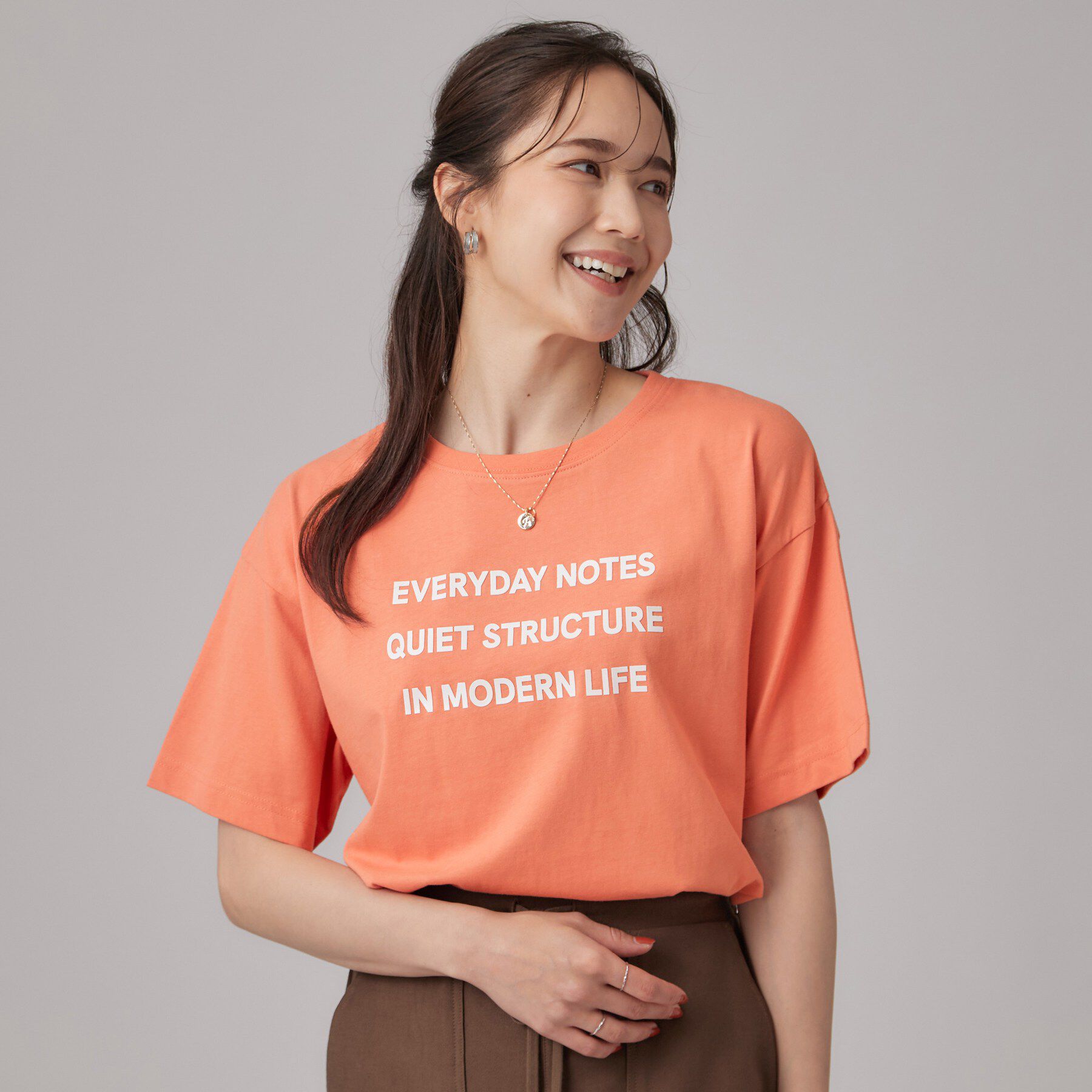 SHOO･LA･RUE「【S-LL/洗濯機可】大人っぽく着られる ジェルロゴプリントTシャツ」|Tシャツ・カットソー|