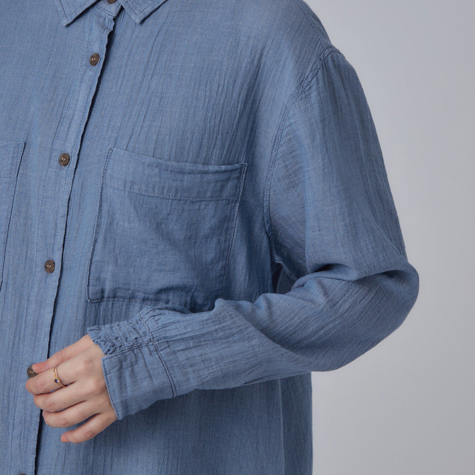 SHOO･LA･RUE「【綿100%/UV/S-LL/体型カバー】ヒップが隠せる 柔らかシアーデニムシャツ」|シャツ・ブラウス|