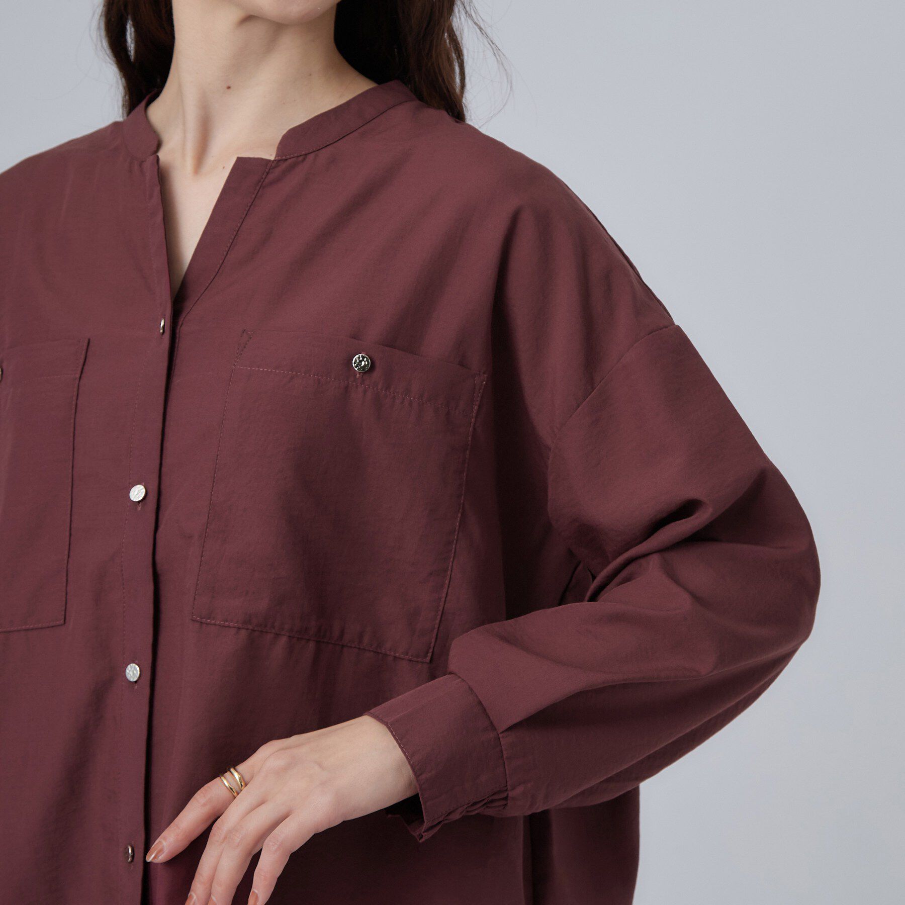 SHOO･LA･RUE「【洗濯後しわになりにくい/S-LL】キーネック金ボタンポケットシャツ」|シャツ・ブラウス|