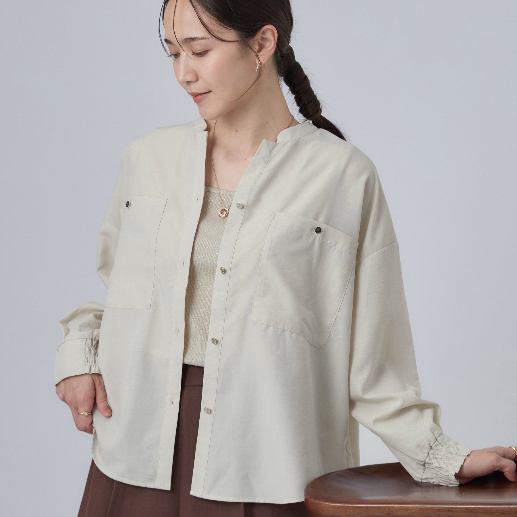 SHOO･LA･RUE「【洗濯後しわになりにくい/S-LL】キーネック金ボタンポケットシャツ」|シャツ・ブラウス|ライトベージュ(05