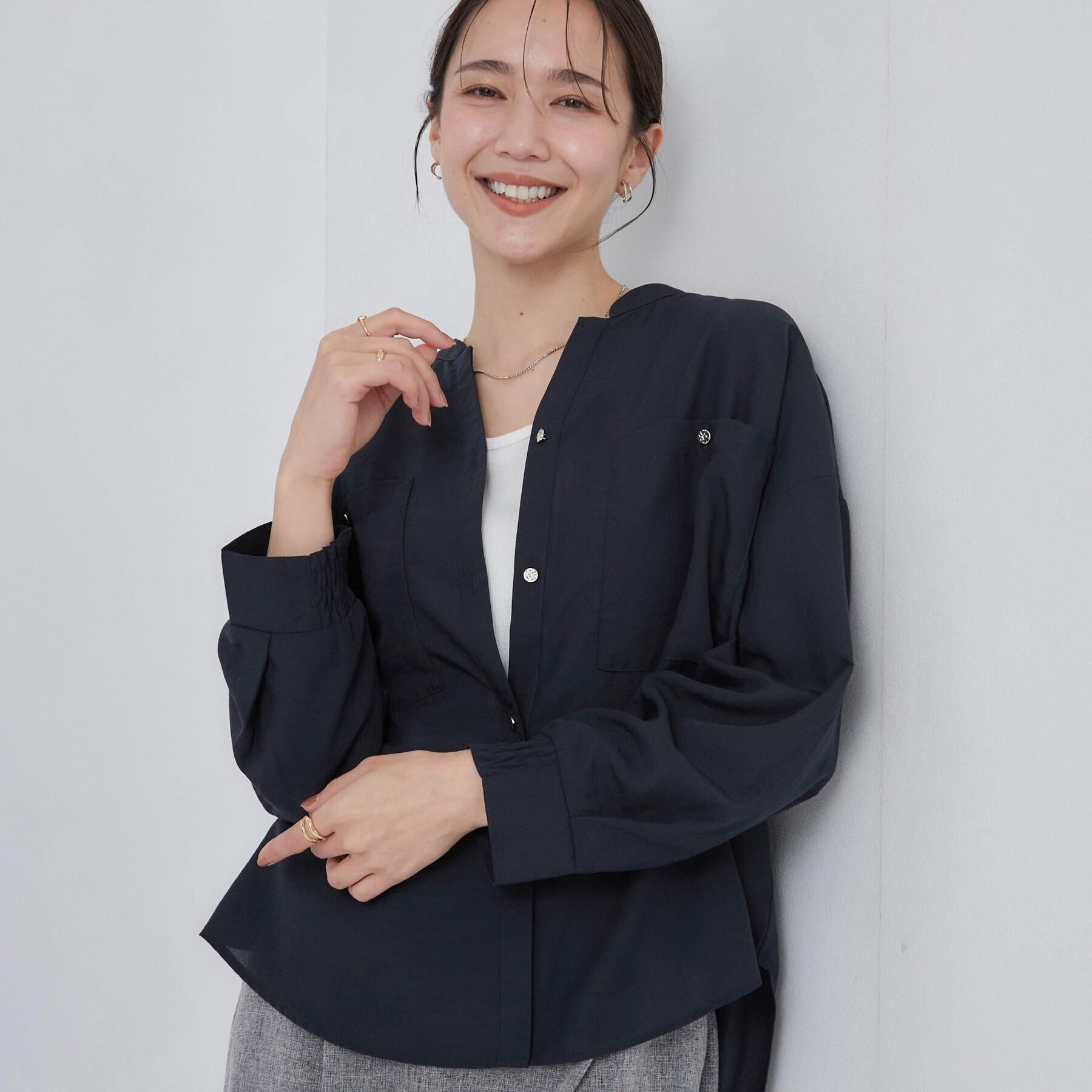 SHOO･LA･RUE「【洗濯後しわになりにくい/S-LL】キーネック金ボタンポケットシャツ」|シャツ・ブラウス|ネイビー(094)