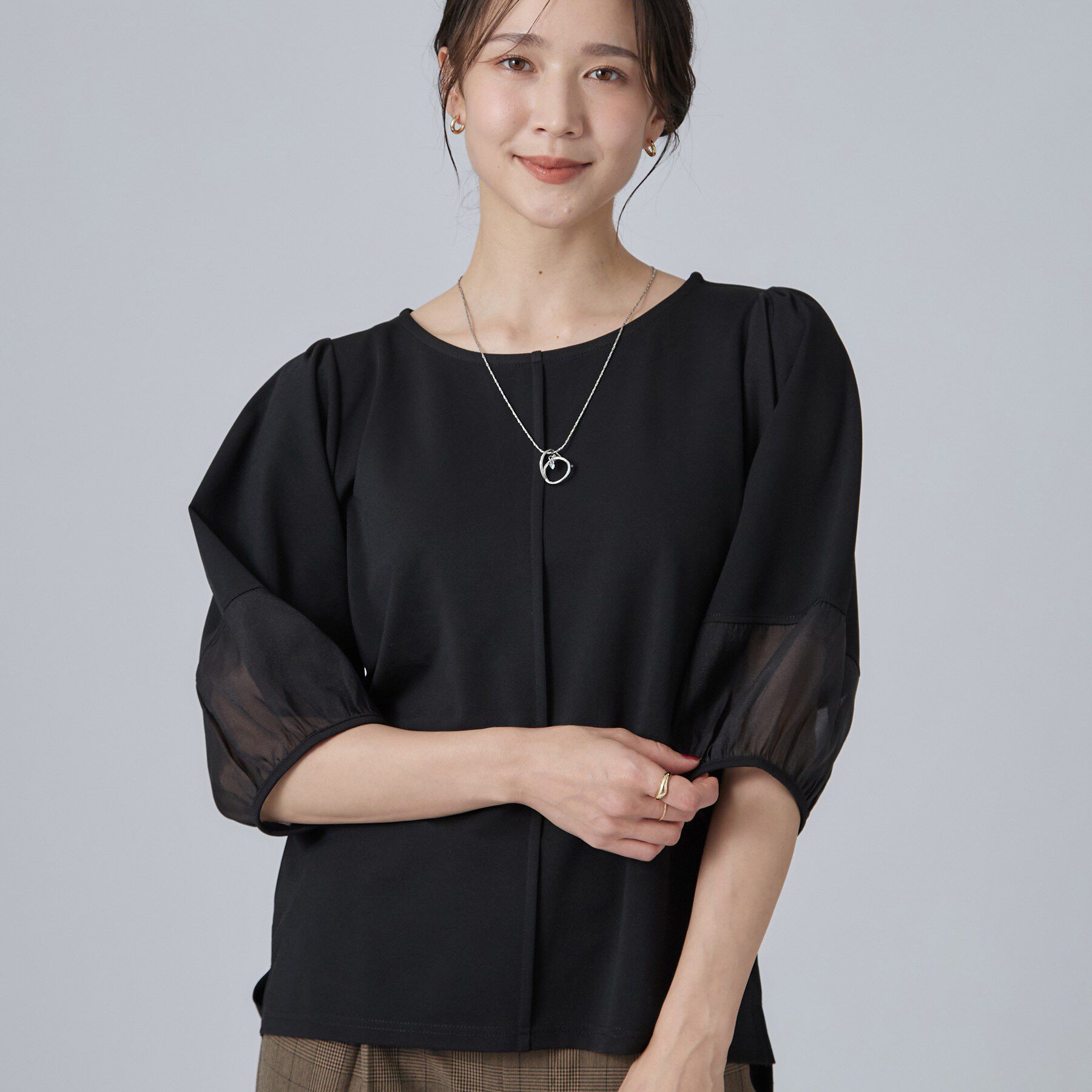 SHOO･LA･RUE「【洗濯機可/S-LL】ほんのり透ける 大人のお袖シアー切り替え　ラウンドネックプルオーバー」|Tシャツ・カットソー|ブラック(019)