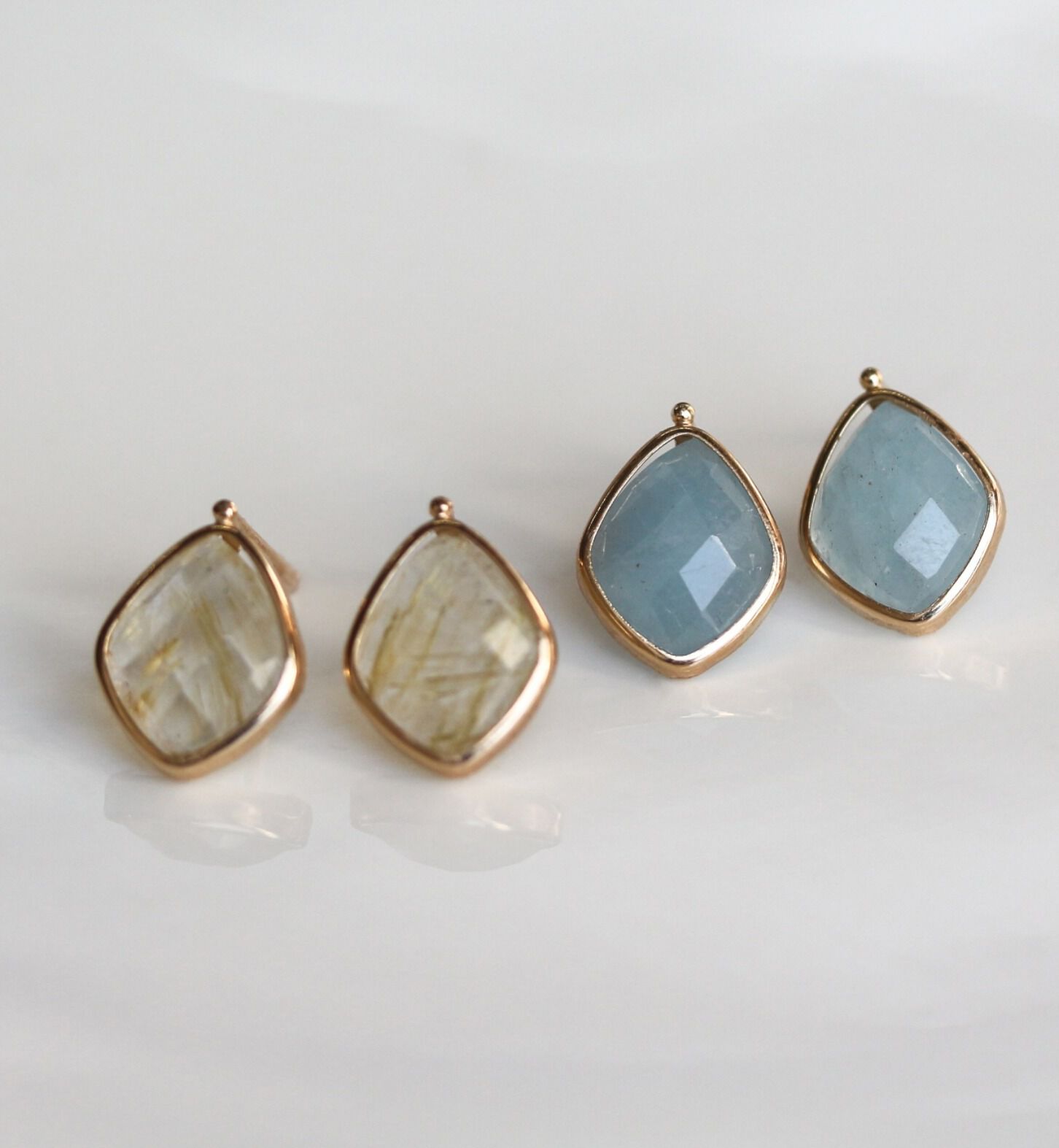  「カラーストーン ピアス | K10YG 〈ミルキーアクアマリン / ルチルクォーツ〉」|ピアス|ブルー