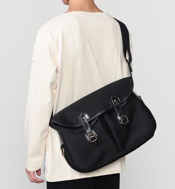 Brady「Brady | ARIEL TROUT LARGE UNISEX」|ショルダー・メッセンジャー|BLACK