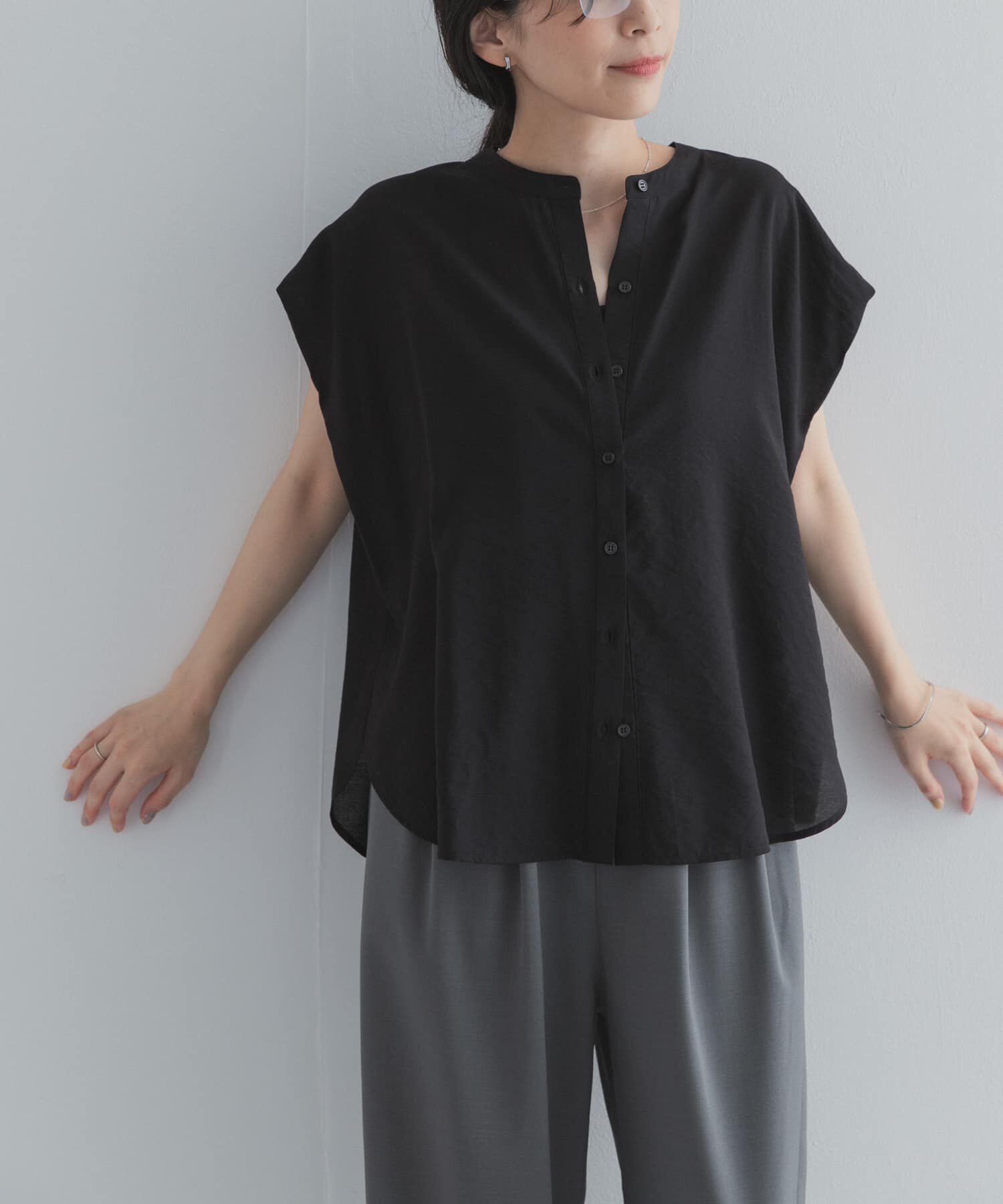 URBAN RESEARCH DOORS「『一部WEB限定カラー』ショルダータックバンドカラーシャツ」|シャツ・ブラウス|