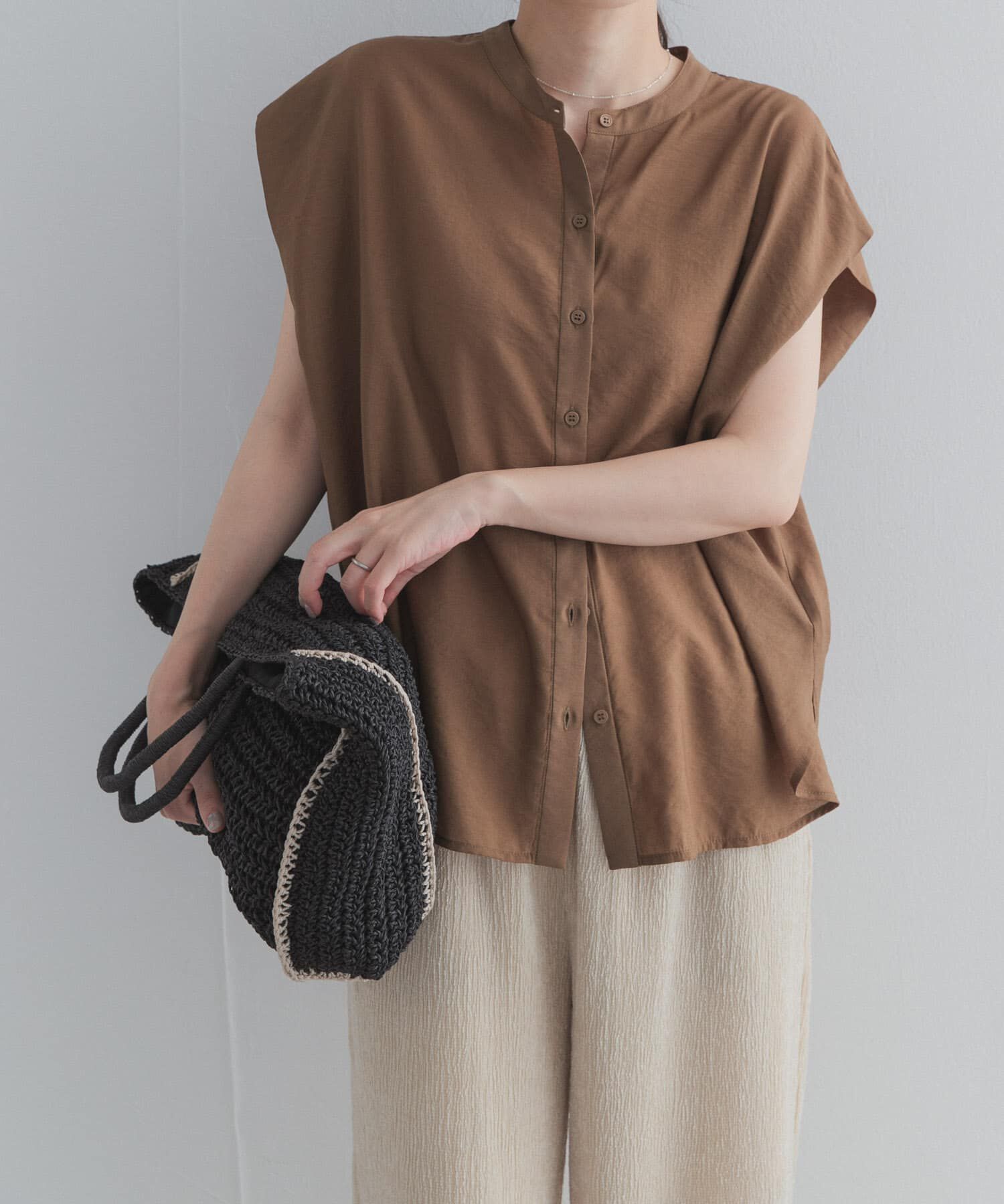 URBAN RESEARCH DOORS「『一部WEB限定カラー』ショルダータックバンドカラーシャツ」|シャツ・ブラウス|