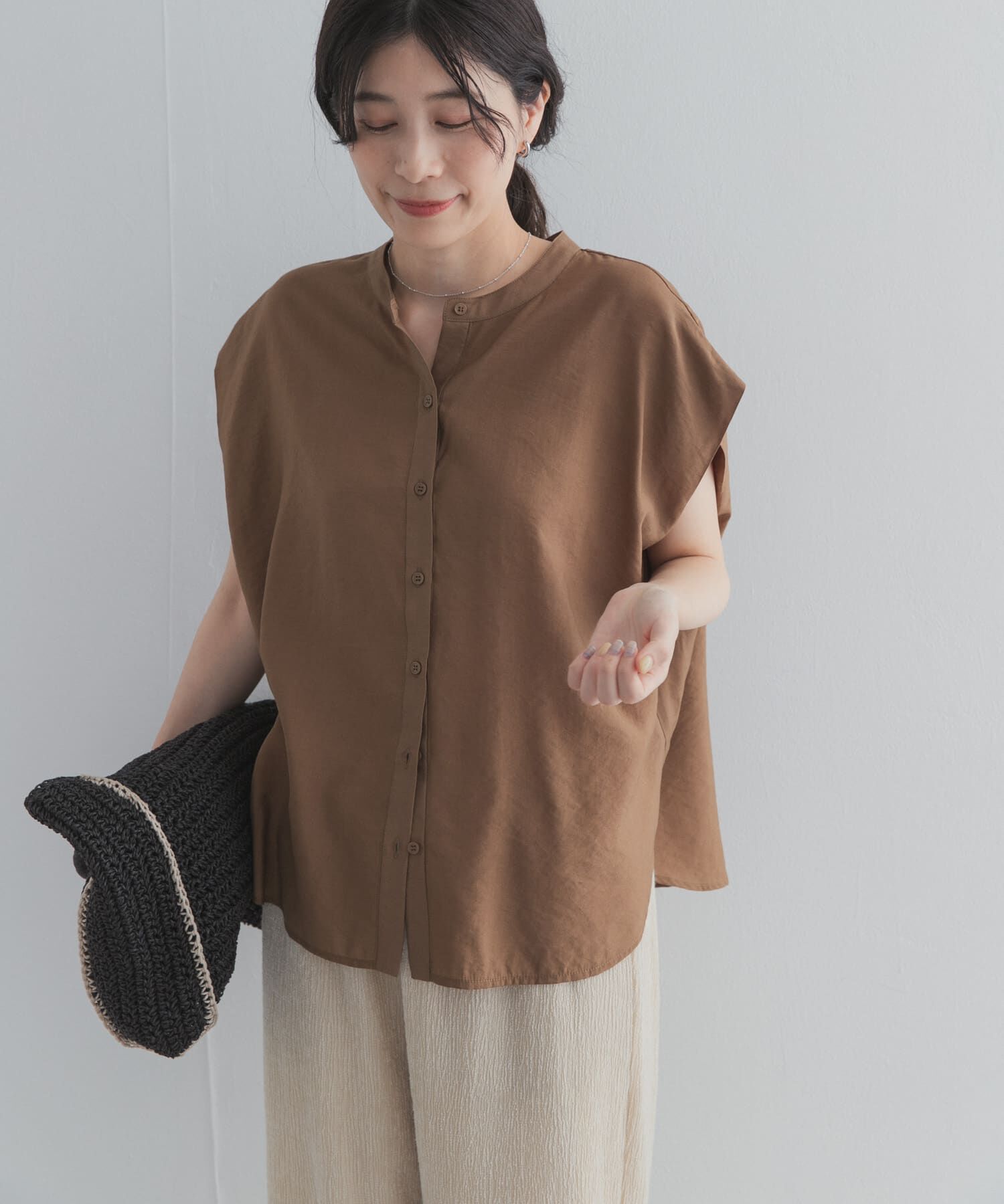 URBAN RESEARCH DOORS「『一部WEB限定カラー』ショルダータックバンドカラーシャツ」|シャツ・ブラウス|