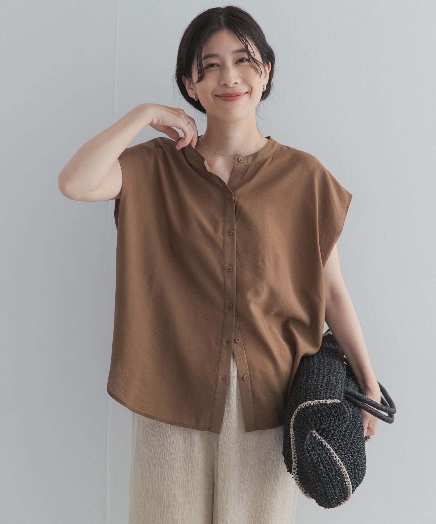 URBAN RESEARCH DOORS「『一部WEB限定カラー』ショルダータックバンドカラーシャツ」|シャツ・ブラウス|