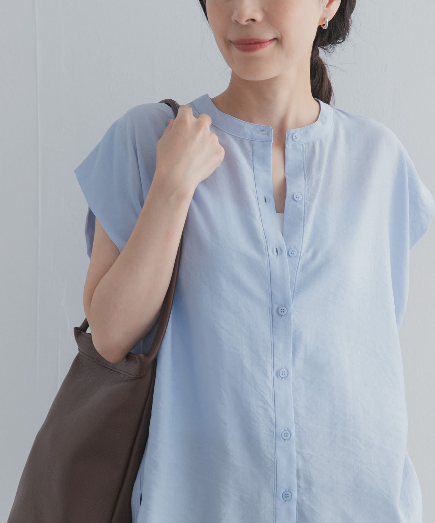 URBAN RESEARCH DOORS「『一部WEB限定カラー』ショルダータックバンドカラーシャツ」|シャツ・ブラウス|