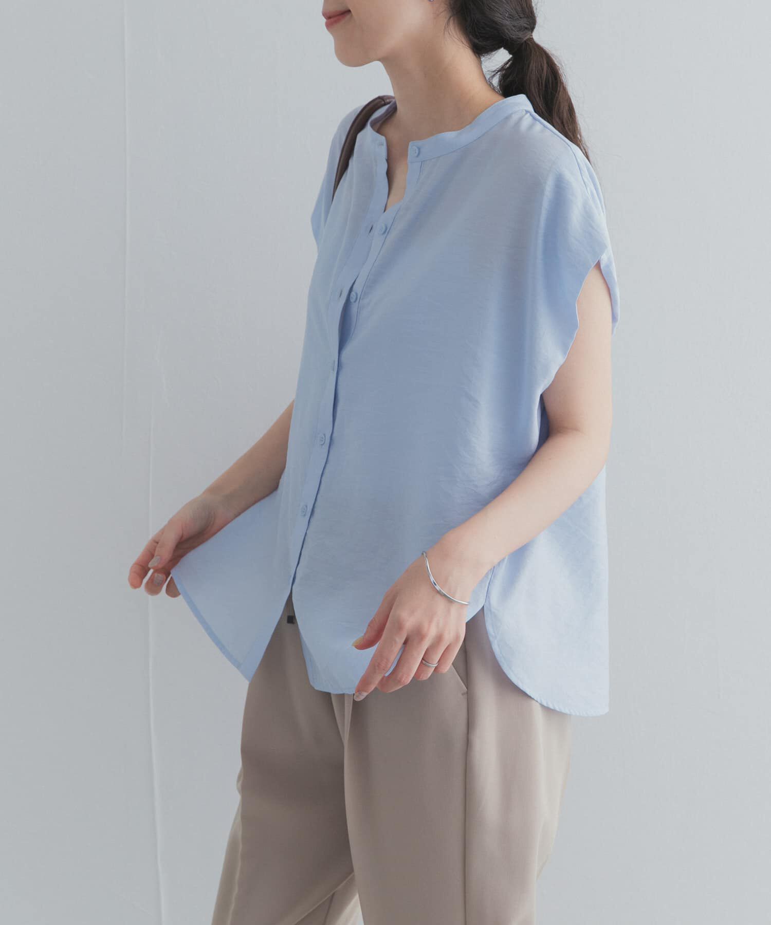 URBAN RESEARCH DOORS「『一部WEB限定カラー』ショルダータックバンドカラーシャツ」|シャツ・ブラウス|