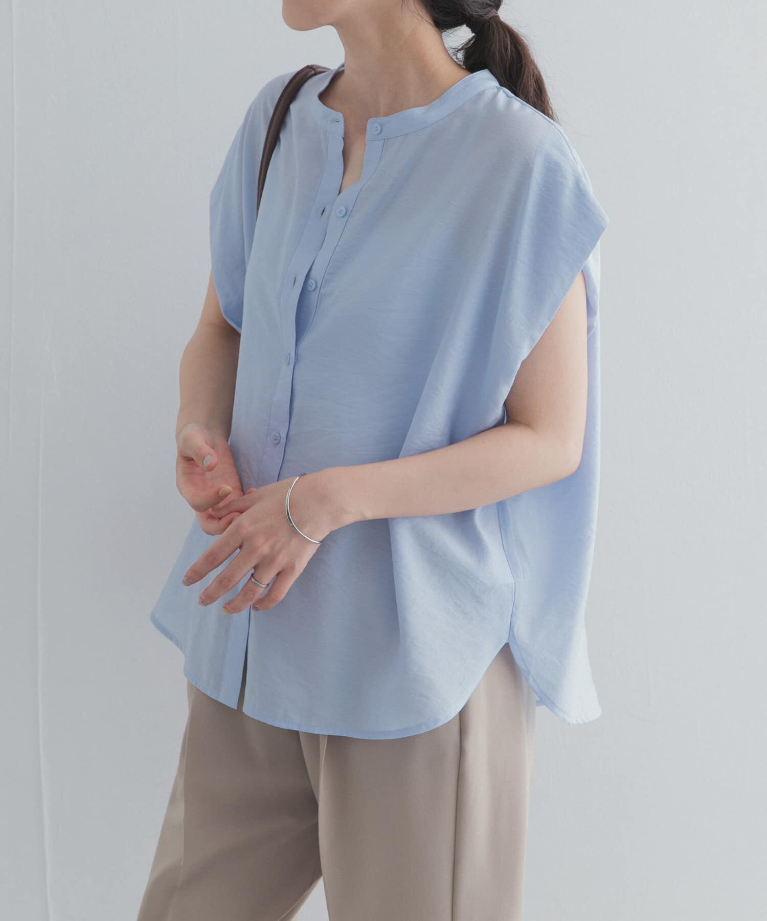 URBAN RESEARCH DOORS「『一部WEB限定カラー』ショルダータックバンドカラーシャツ」|シャツ・ブラウス|