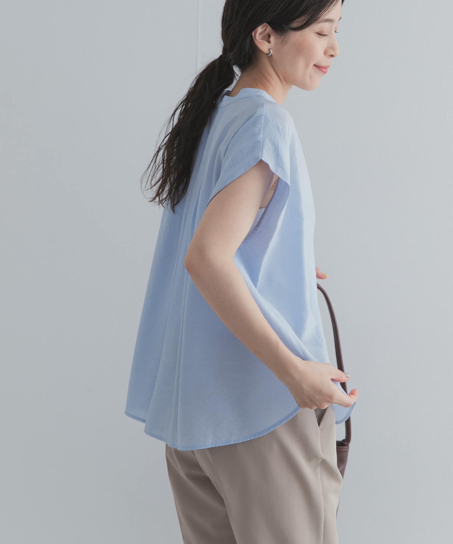URBAN RESEARCH DOORS「『一部WEB限定カラー』ショルダータックバンドカラーシャツ」|シャツ・ブラウス|