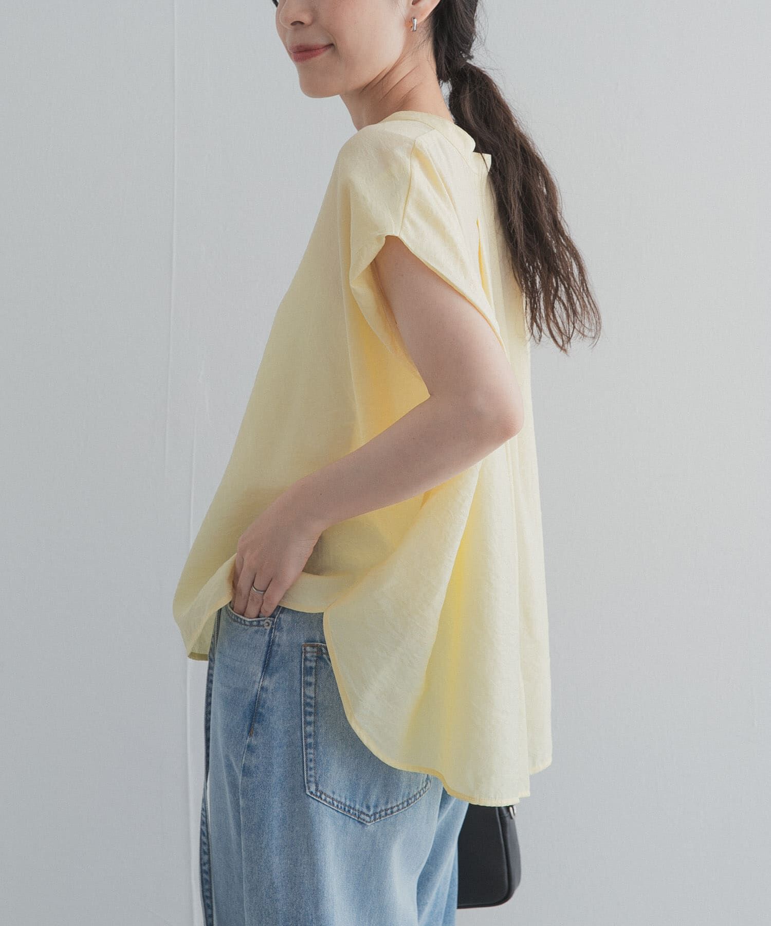 URBAN RESEARCH DOORS「『一部WEB限定カラー』ショルダータックバンドカラーシャツ」|シャツ・ブラウス|