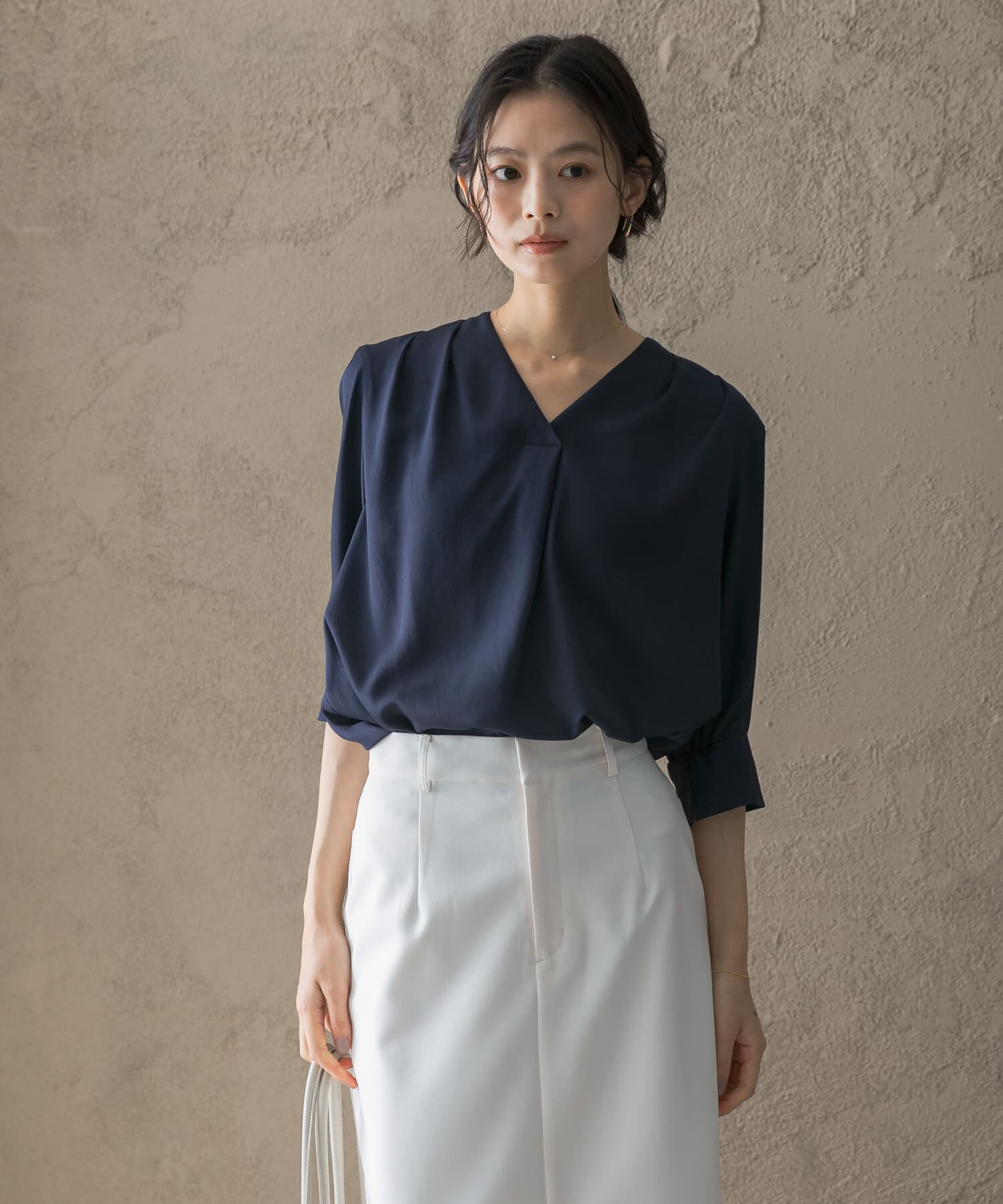 URBAN RESEARCH ROSSO「シルキーツイルVネックブラウス」|シャツ・ブラウス|