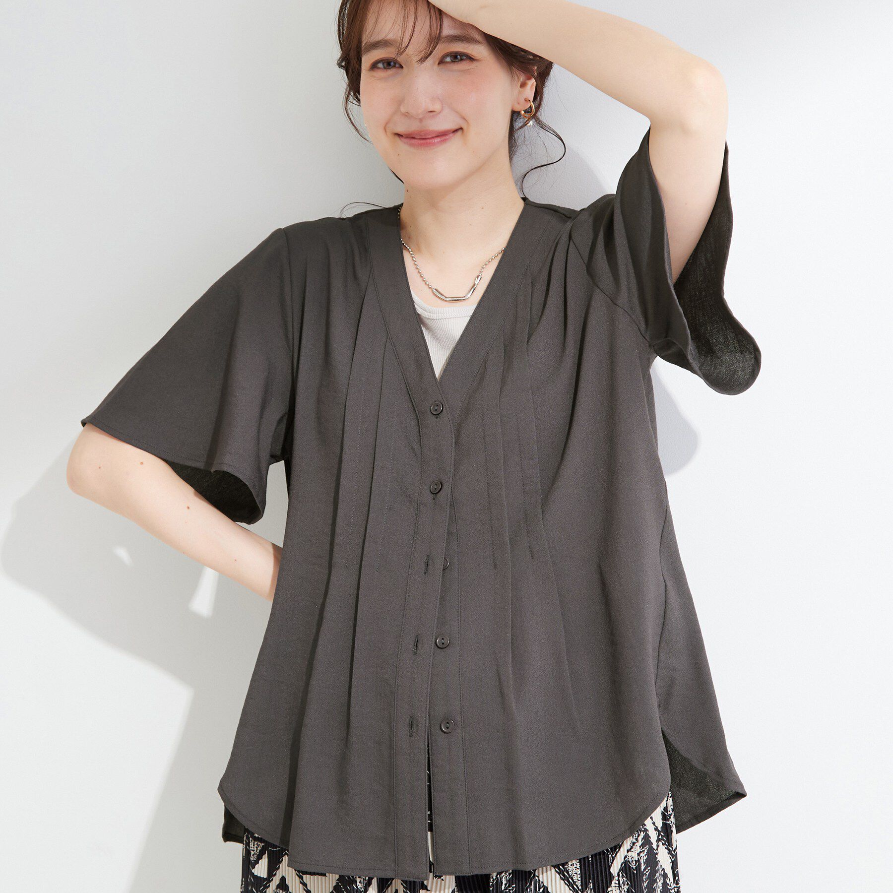 SHOO･LA･RUE「【セットアップ可/洗濯機可】サラっと着られる 麻調Ⅴネックタックブラウス」|シャツ・ブラウス|チャコールグレー(0