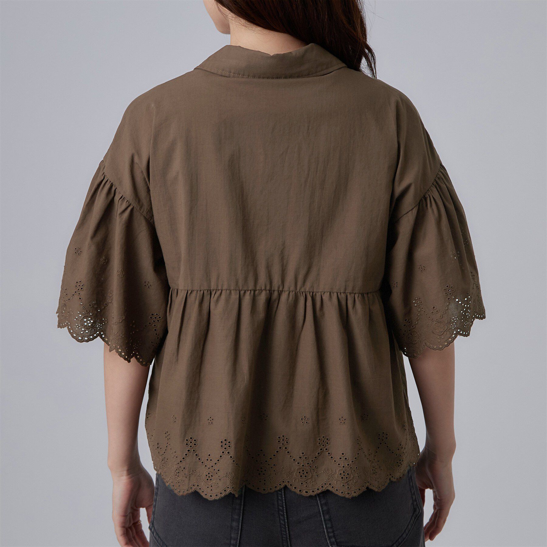 SHOO･LA･RUE「【洗濯機可/綿100％/体型カバー】刺繍レースがこなれ見え 二の腕が隠せる ペプラムブラウス」|シャツ・ブラウス|